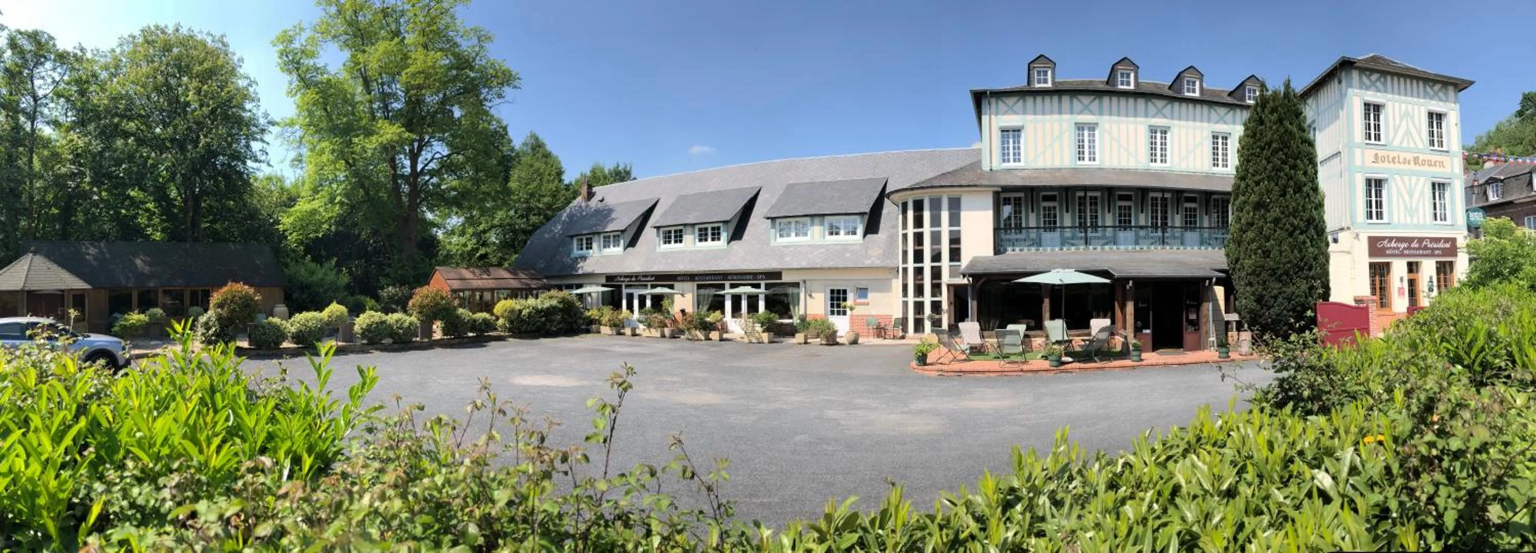 Property building in Logis Hôtel Restaurant Spa L'auberge Du President