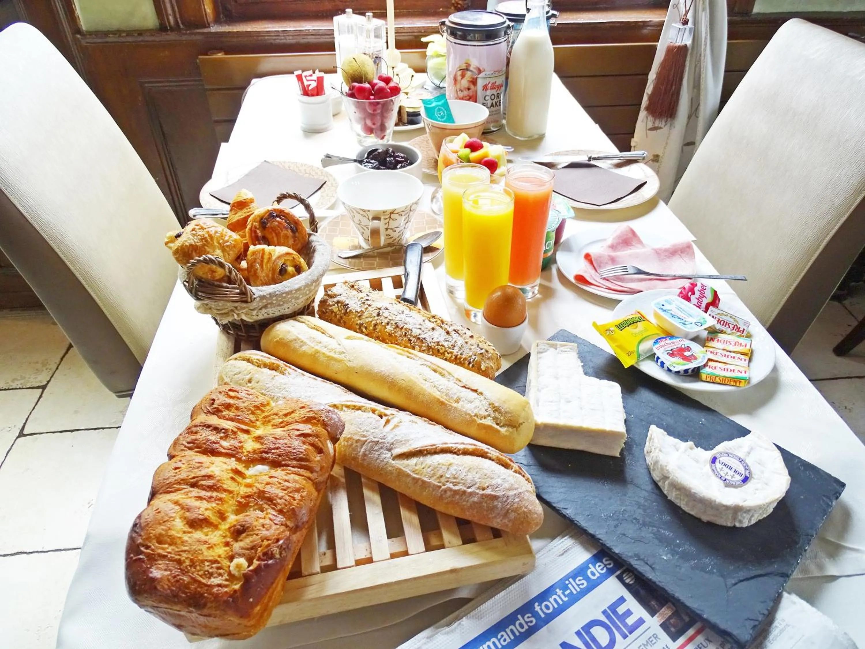 Continental breakfast in Logis Hôtel Restaurant Spa L'auberge Du President