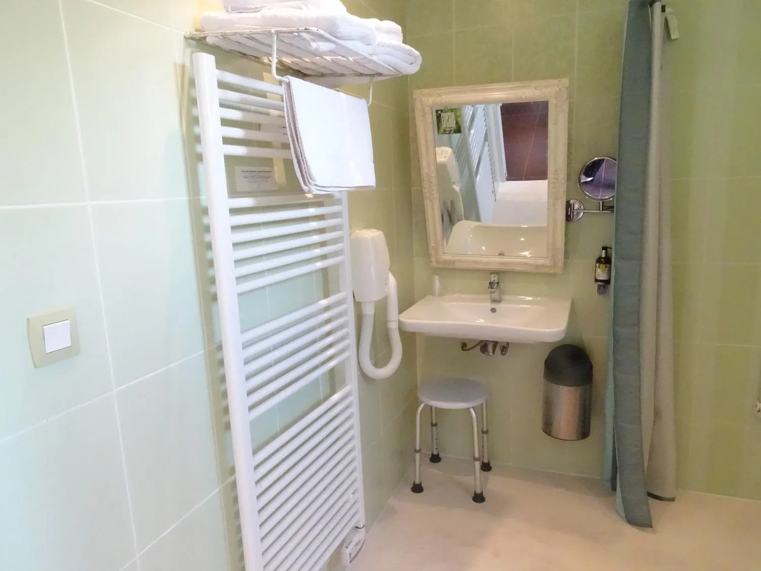 Bathroom in Logis Hôtel Restaurant Spa L'auberge Du President