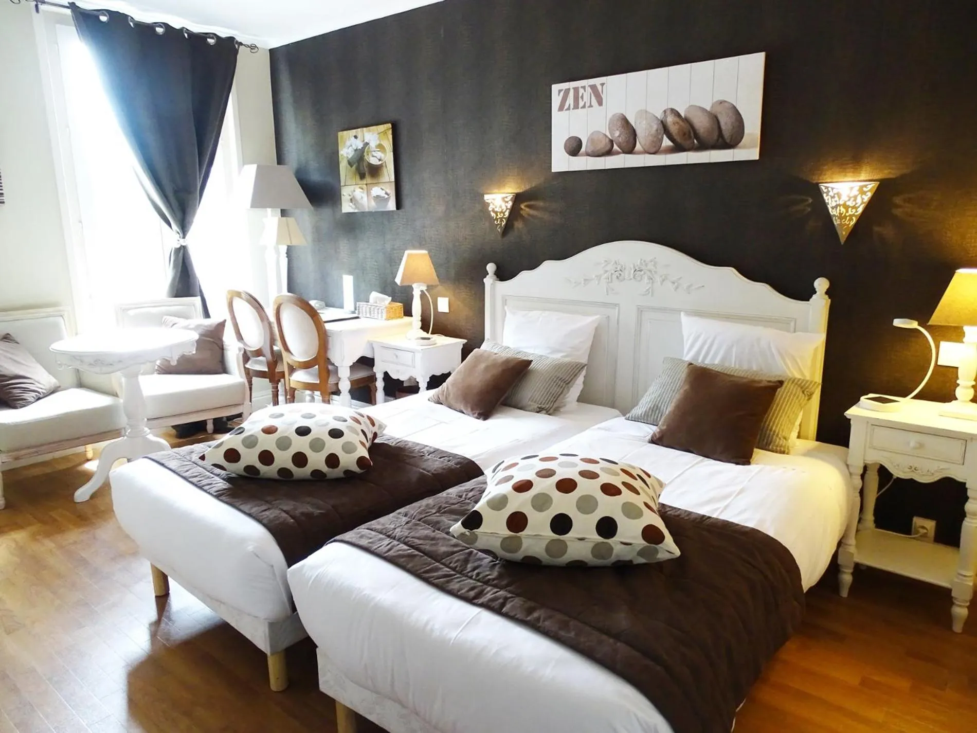 Photo of the whole room, Bed in Logis Hôtel Restaurant Spa L'auberge Du President