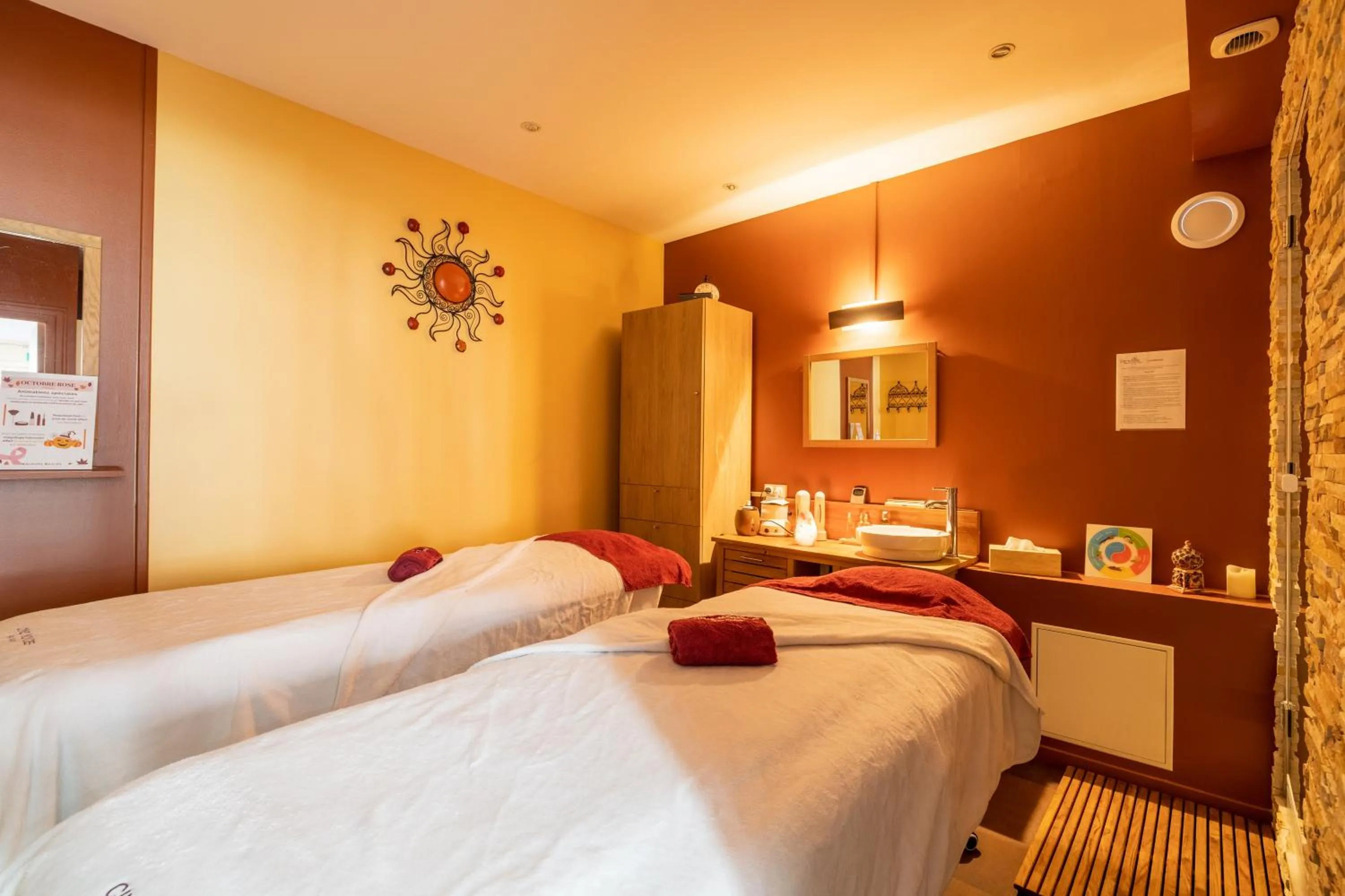 Massage, Bed in Logis Hôtel Restaurant Spa L'auberge Du President