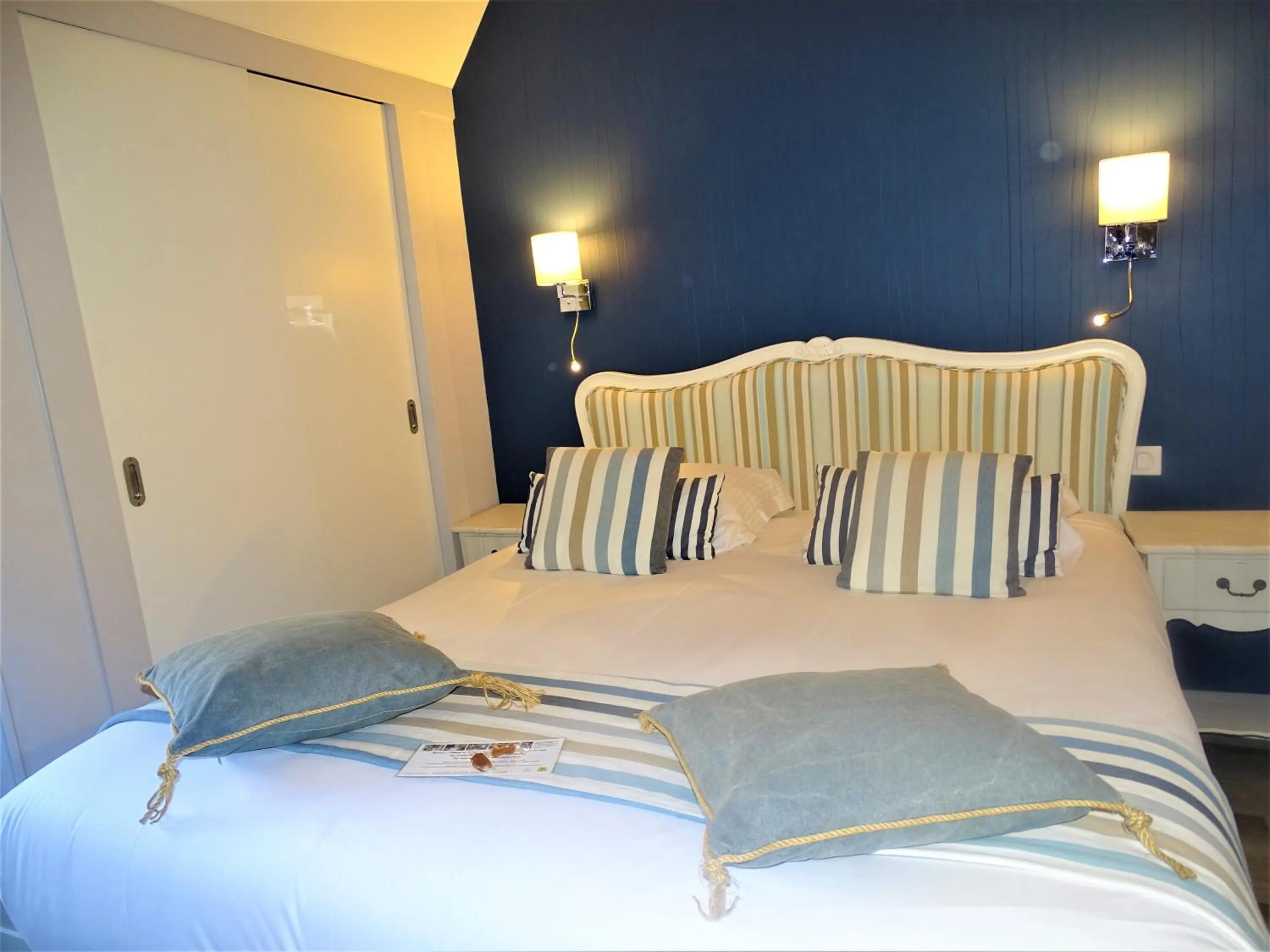 Bedroom, Bed in Logis Hôtel Restaurant Spa L'auberge Du President