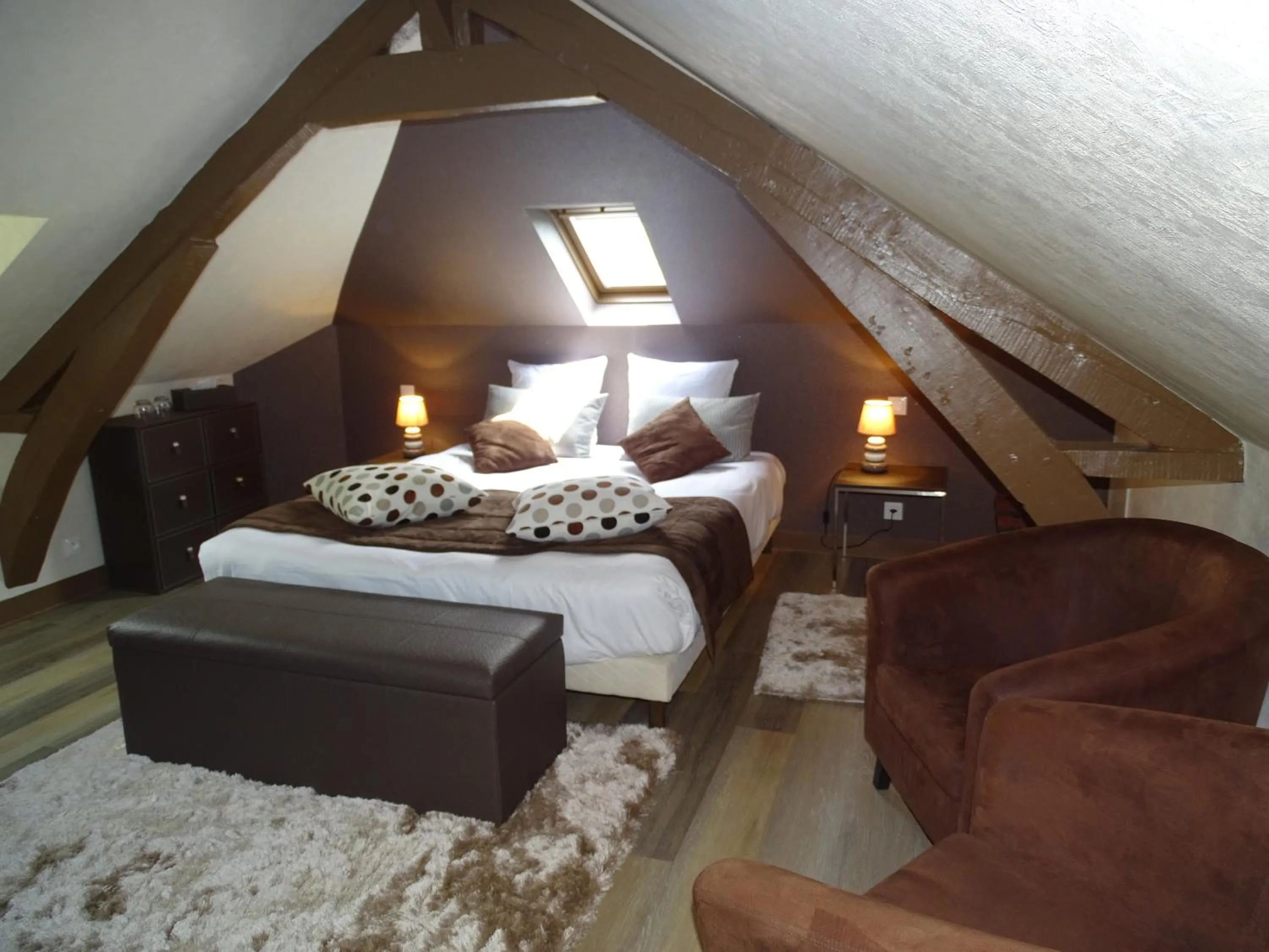 Photo of the whole room, Bed in Logis Hôtel Restaurant Spa L'auberge Du President