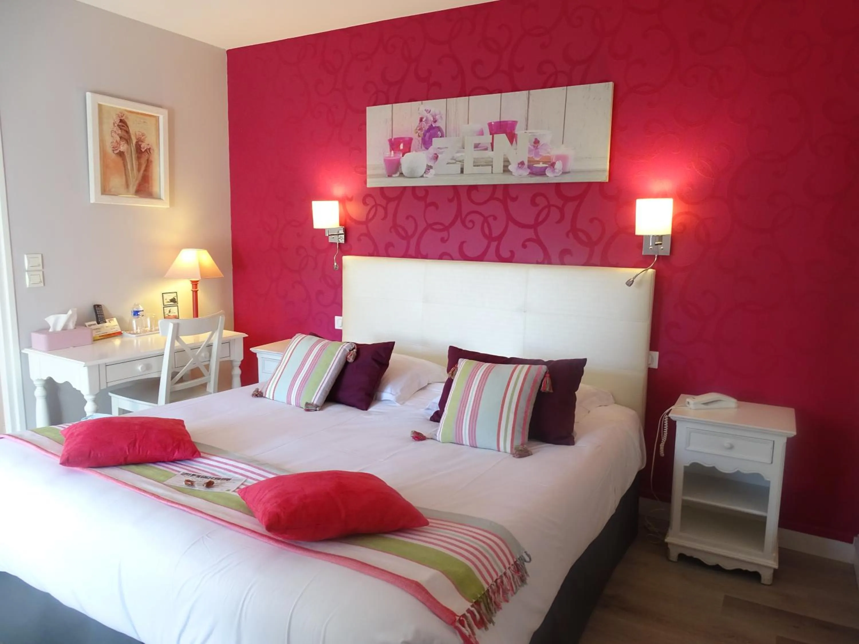 Bedroom, Bed in Logis Hôtel Restaurant Spa L'auberge Du President