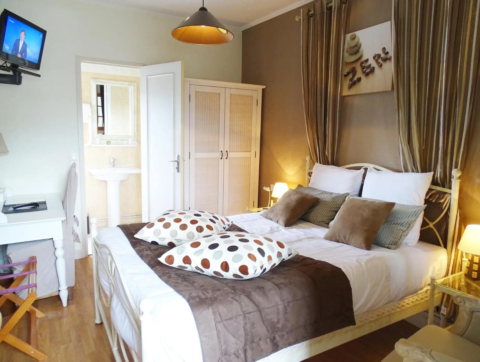 Photo of the whole room, Bed in Logis Hôtel Restaurant Spa L'auberge Du President