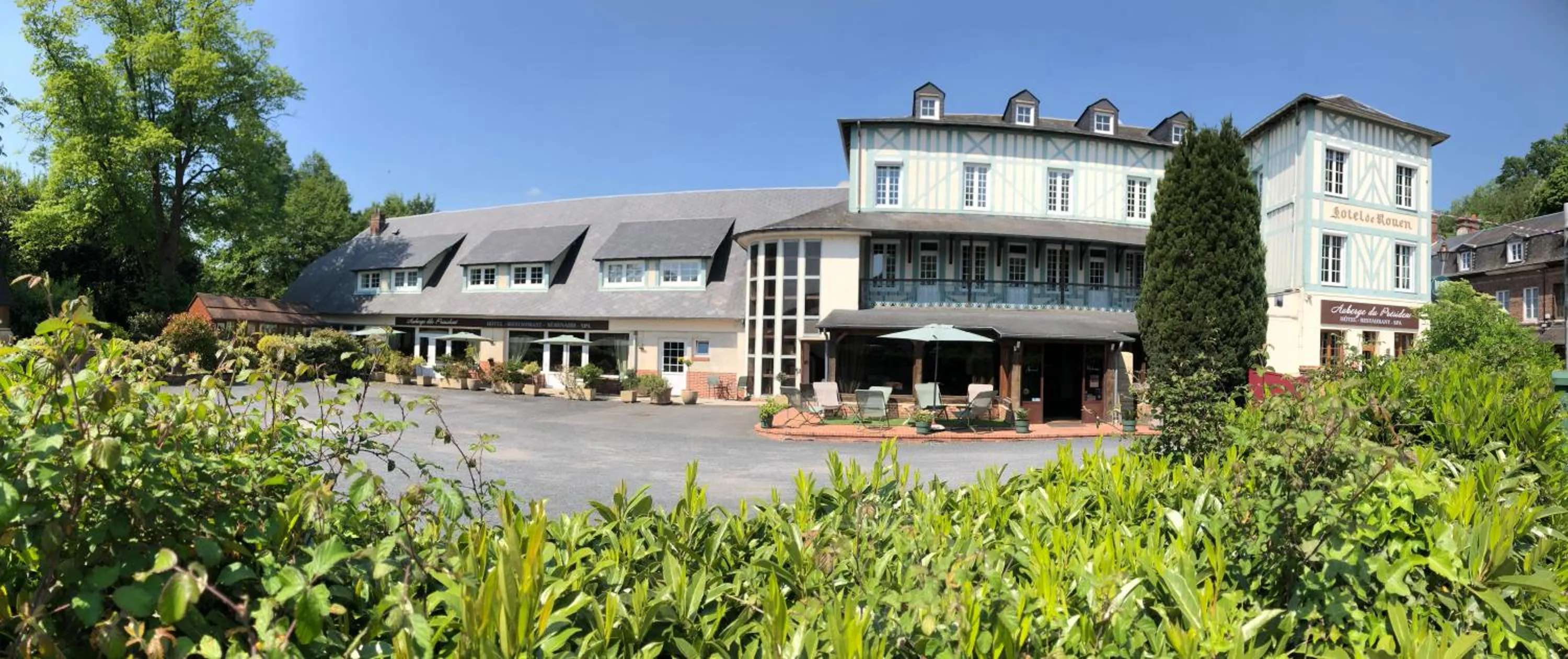 Property building in Logis Hôtel Restaurant Spa L'auberge Du President