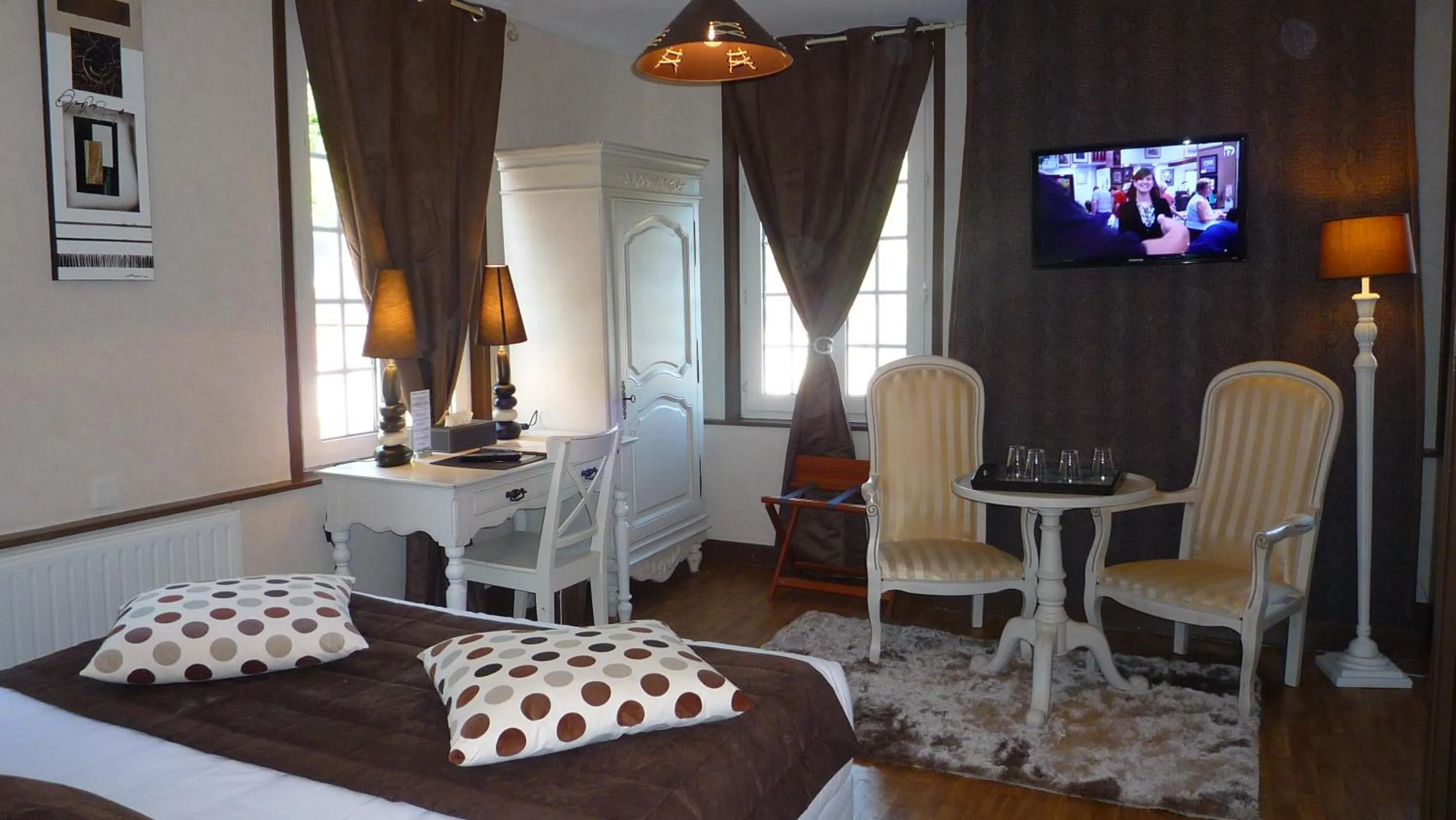 Seating area, Bed in Logis Hôtel Restaurant Spa L'auberge Du President