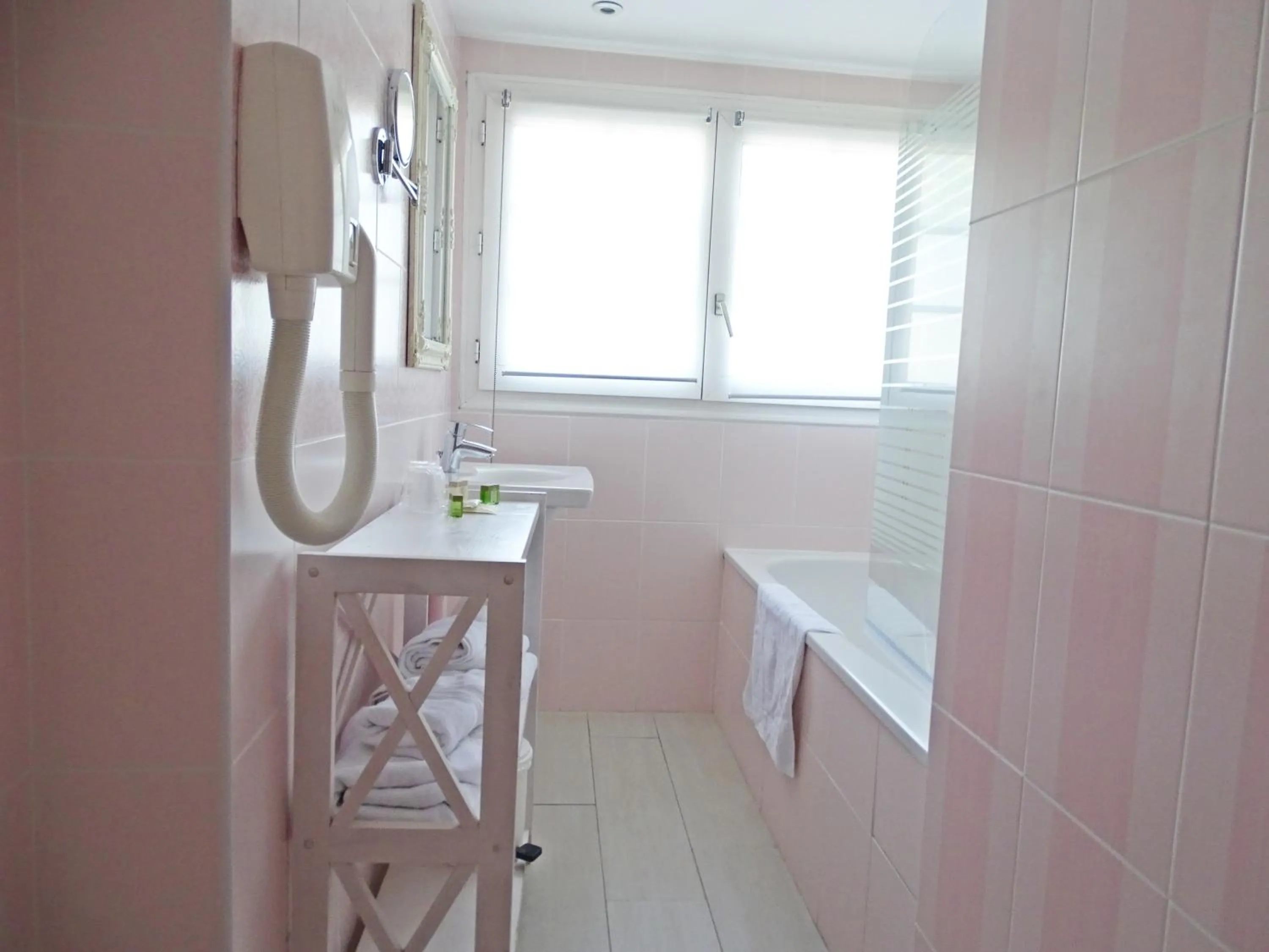 Bathroom in Logis Hôtel Restaurant Spa L'auberge Du President