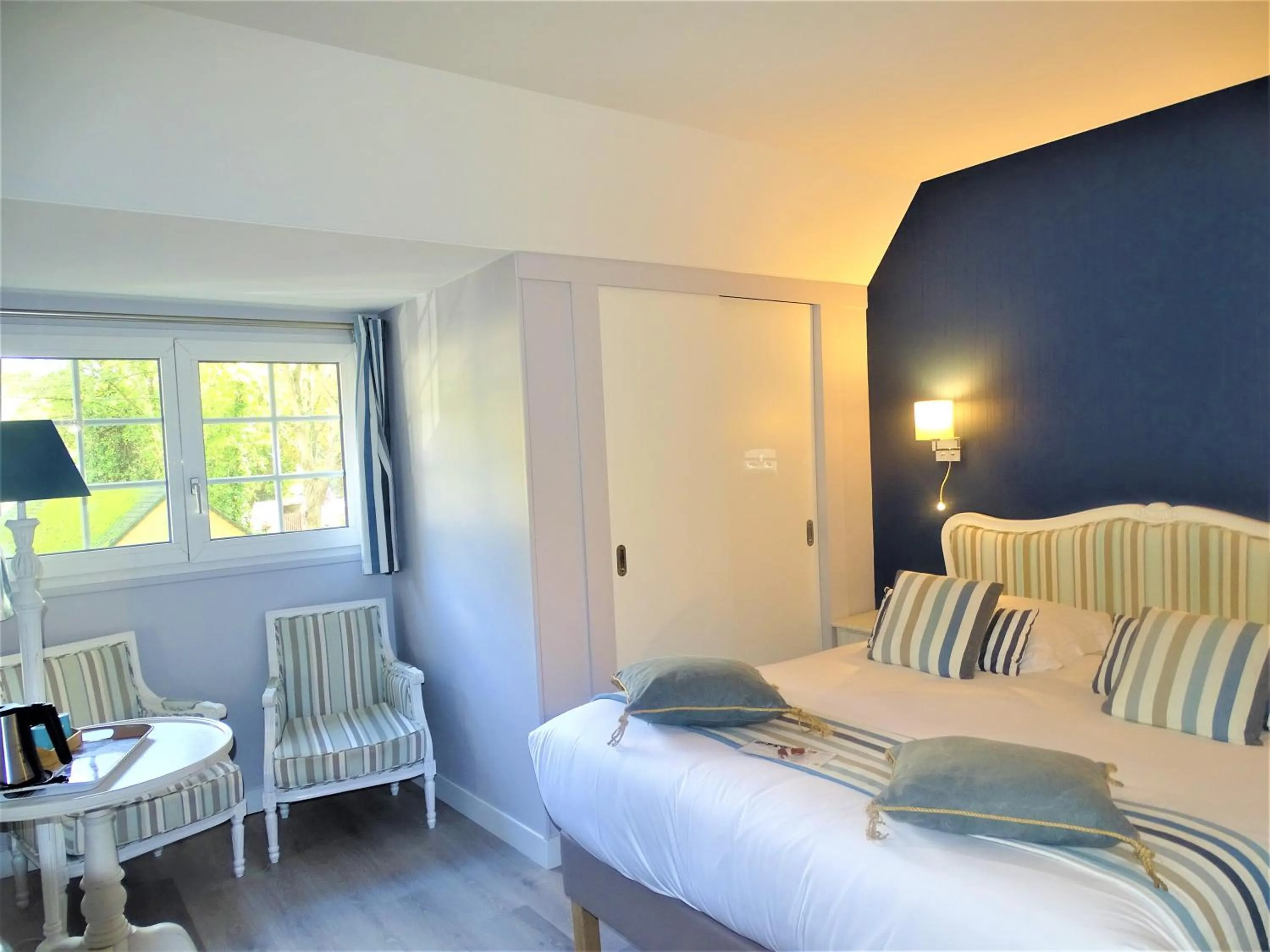 Photo of the whole room, Bed in Logis Hôtel Restaurant Spa L'auberge Du President