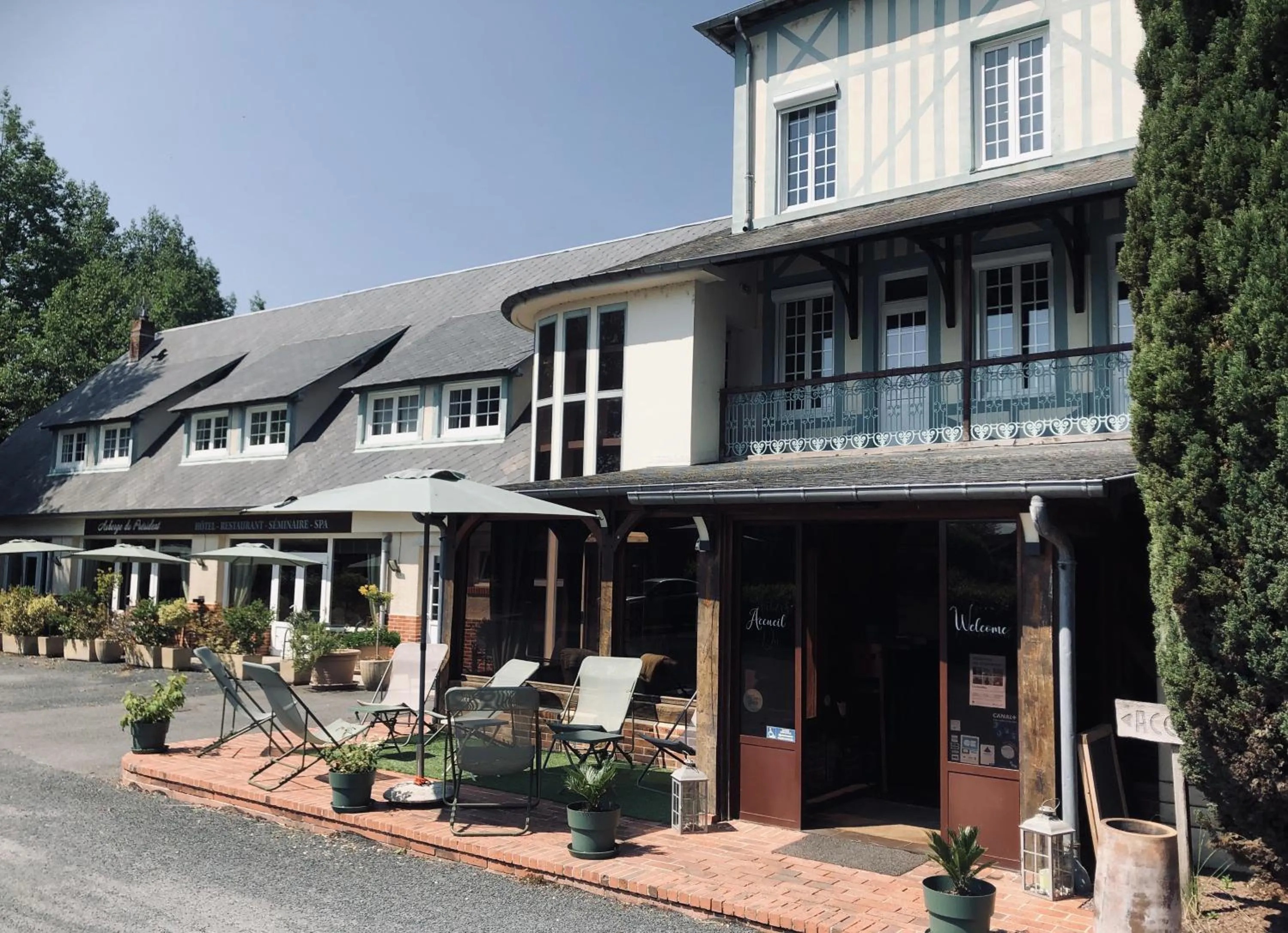 Property building in Logis Hôtel Restaurant Spa L'auberge Du President