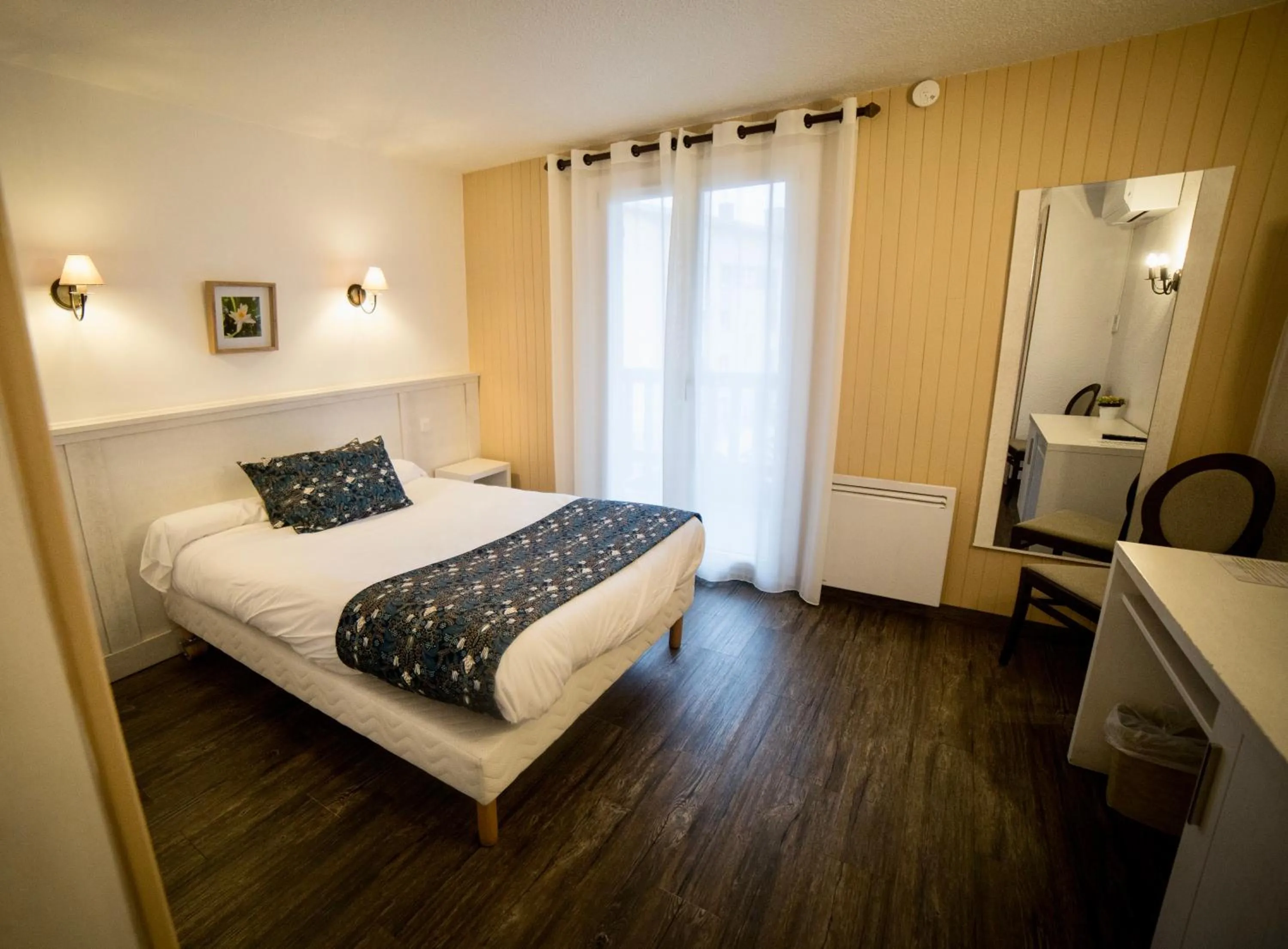 Photo of the whole room, Bed in Le Catinat Fleuri