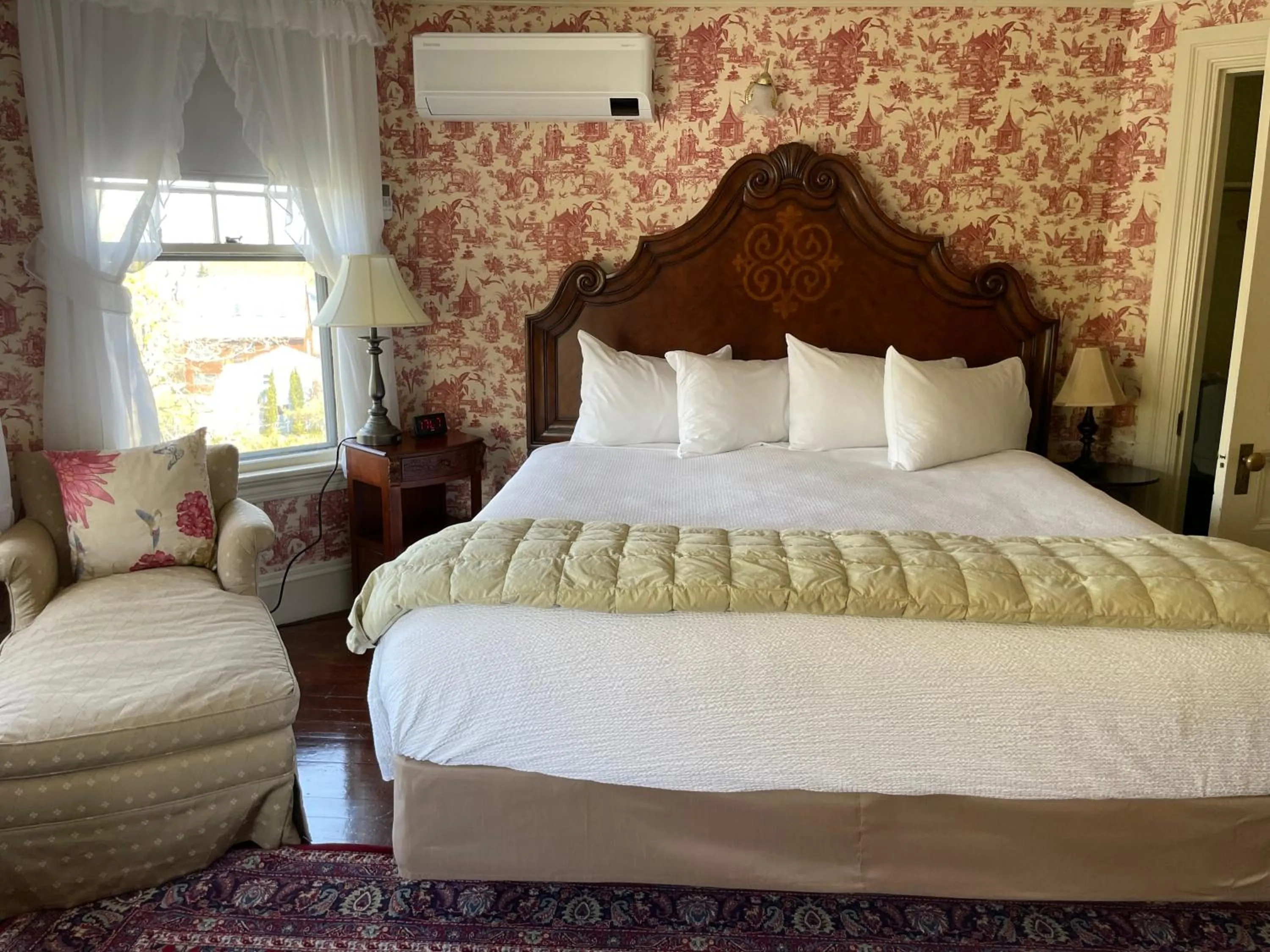 Bed in Moseley Cottage Inn and The Town Motel
