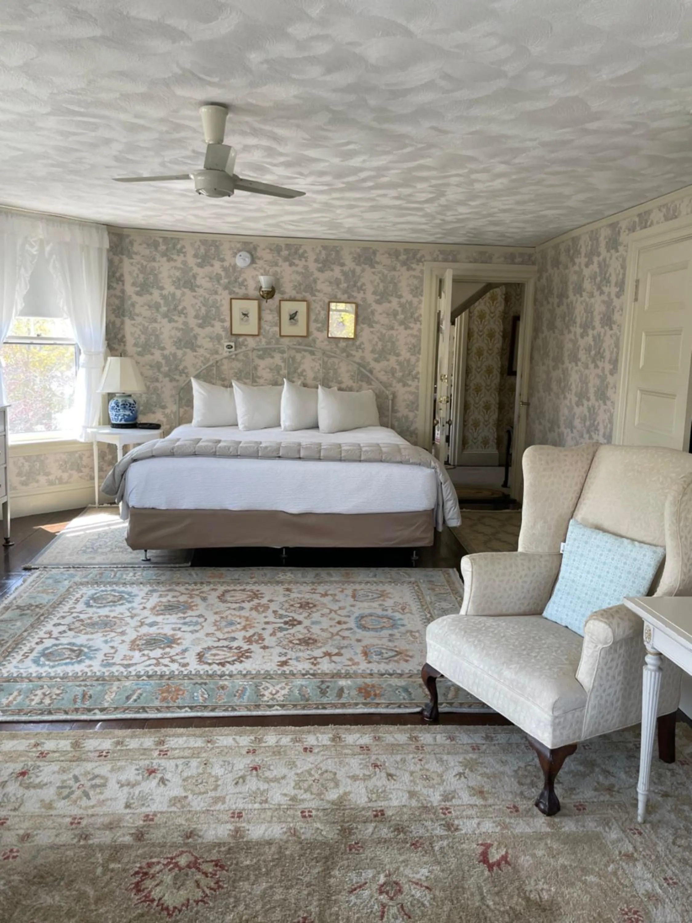 Bed in Moseley Cottage Inn and The Town Motel