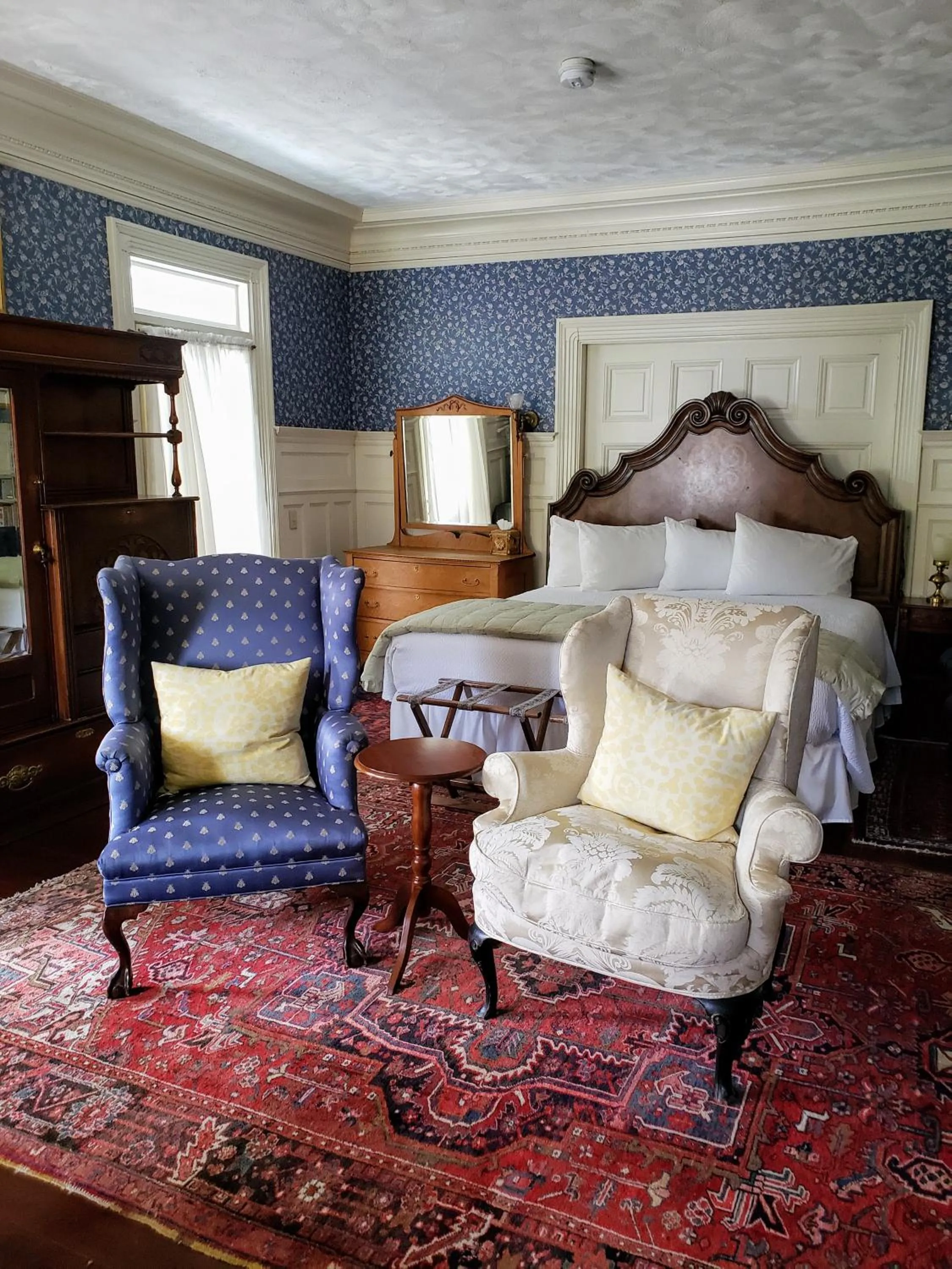 Bed in Moseley Cottage Inn and The Town Motel