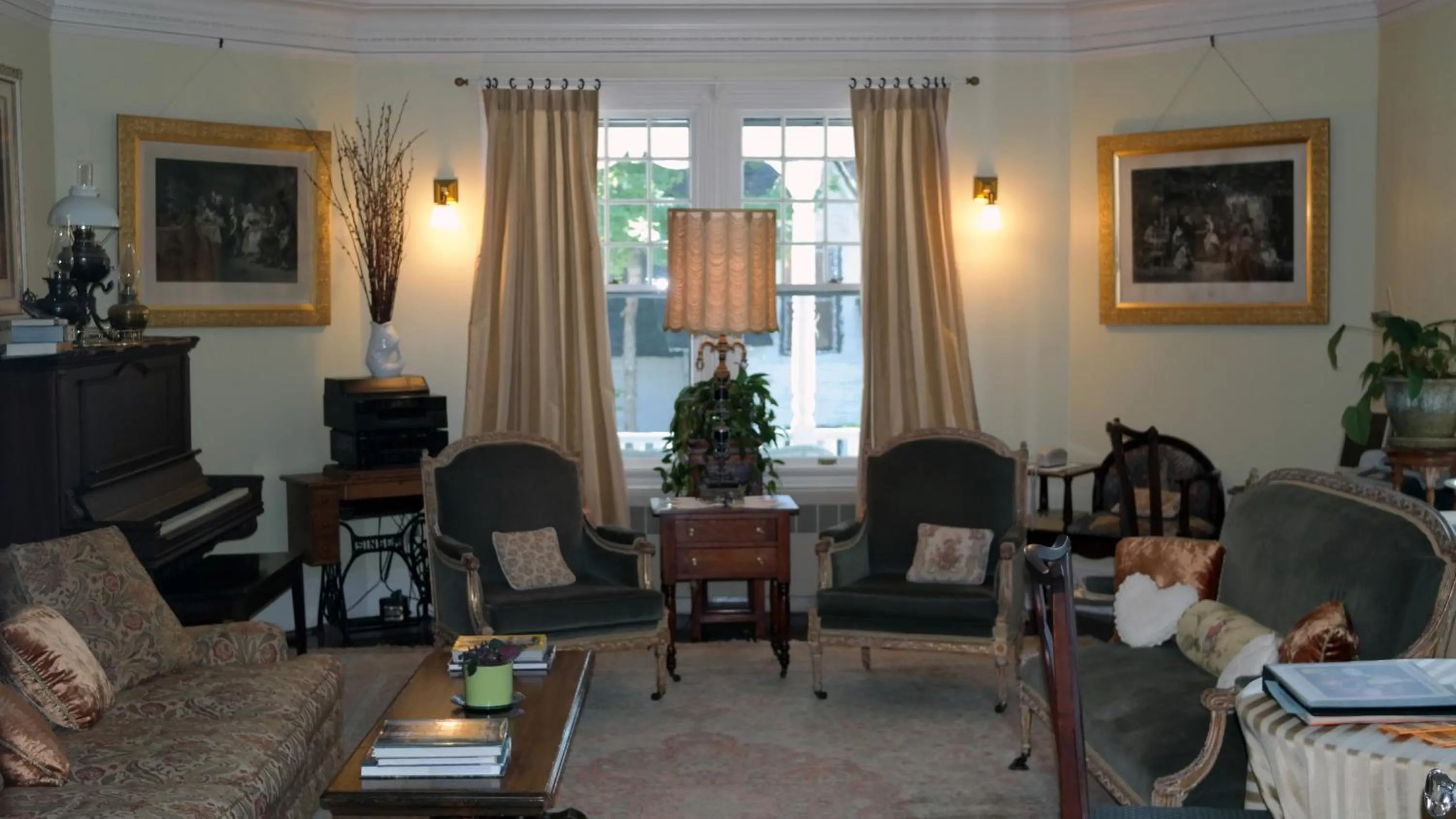 Library in Moseley Cottage Inn and The Town Motel