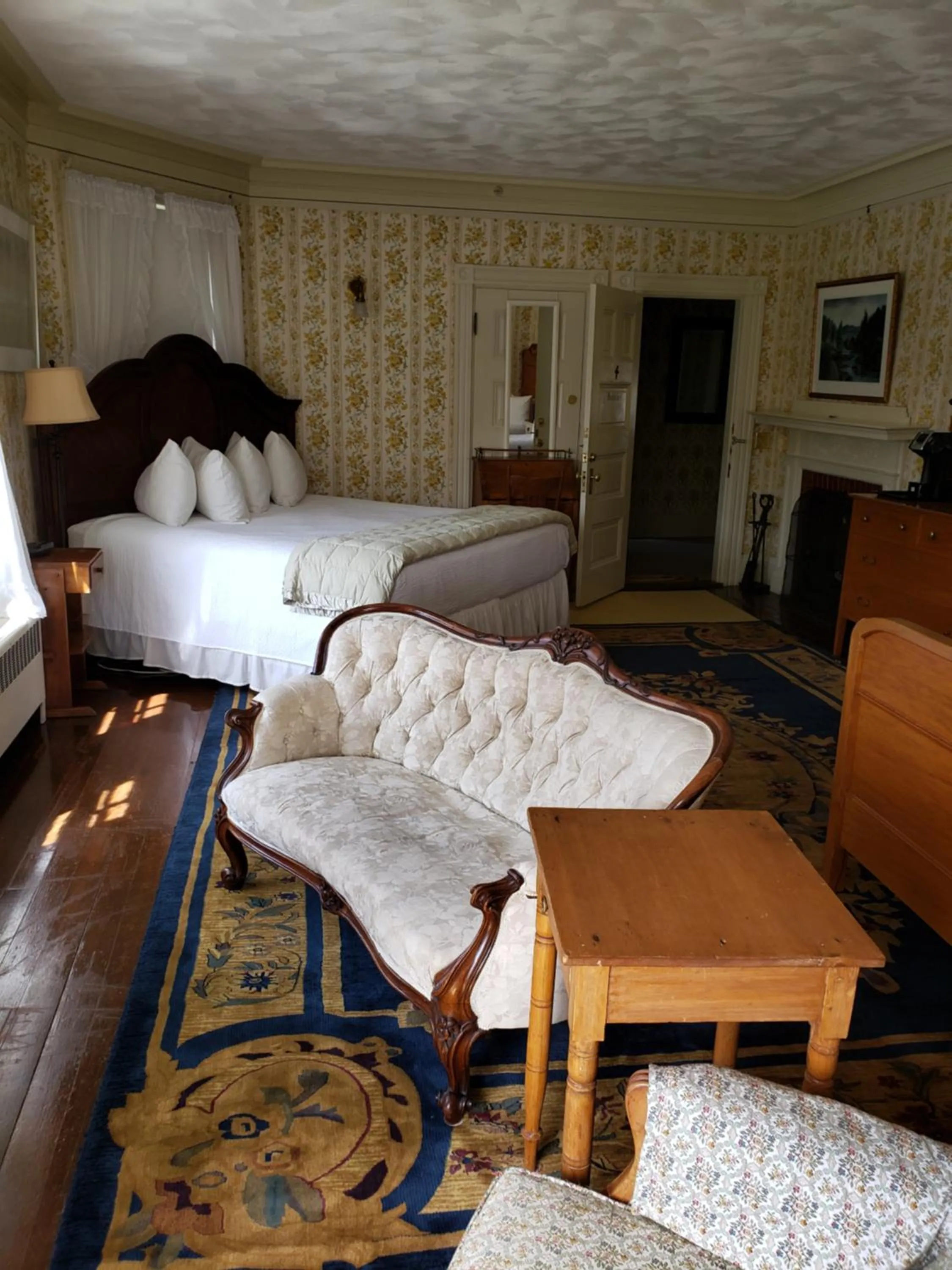 Bed in Moseley Cottage Inn and The Town Motel