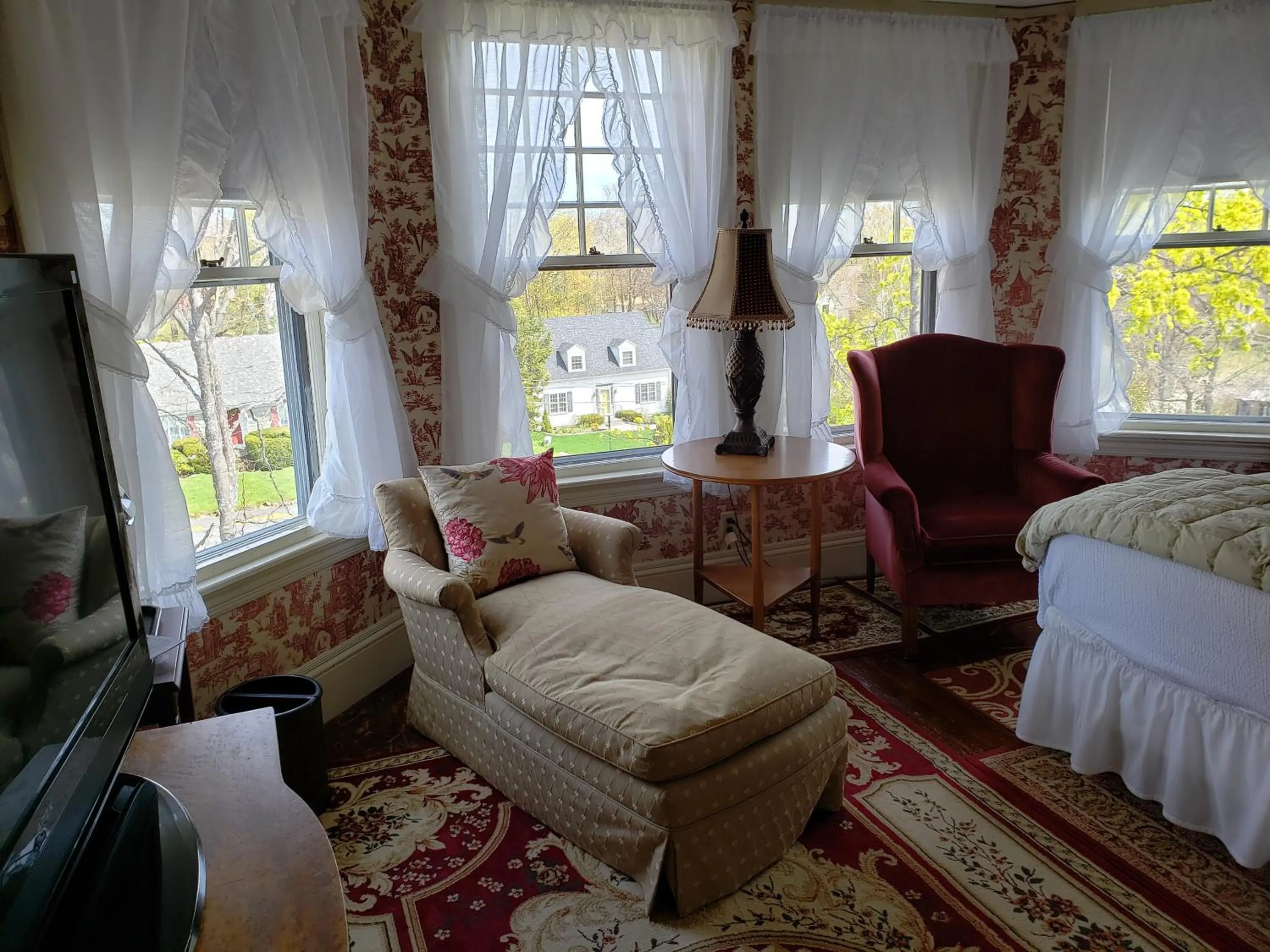 Bed in Moseley Cottage Inn and The Town Motel