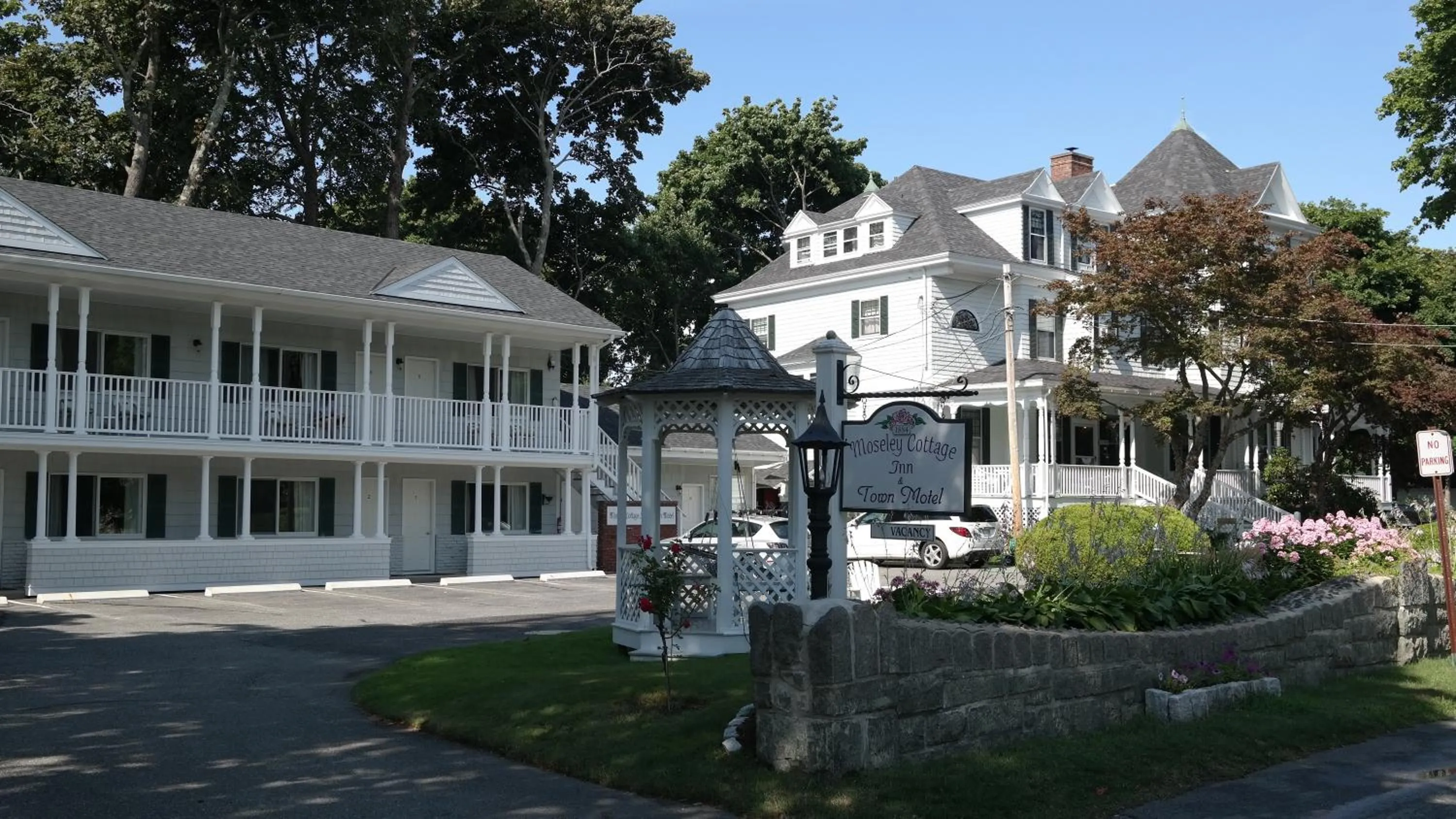 Property building in Moseley Cottage Inn and The Town Motel