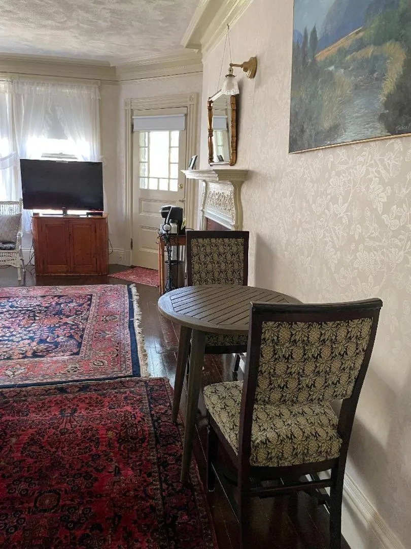 Moseley Cottage Inn and The Town Motel