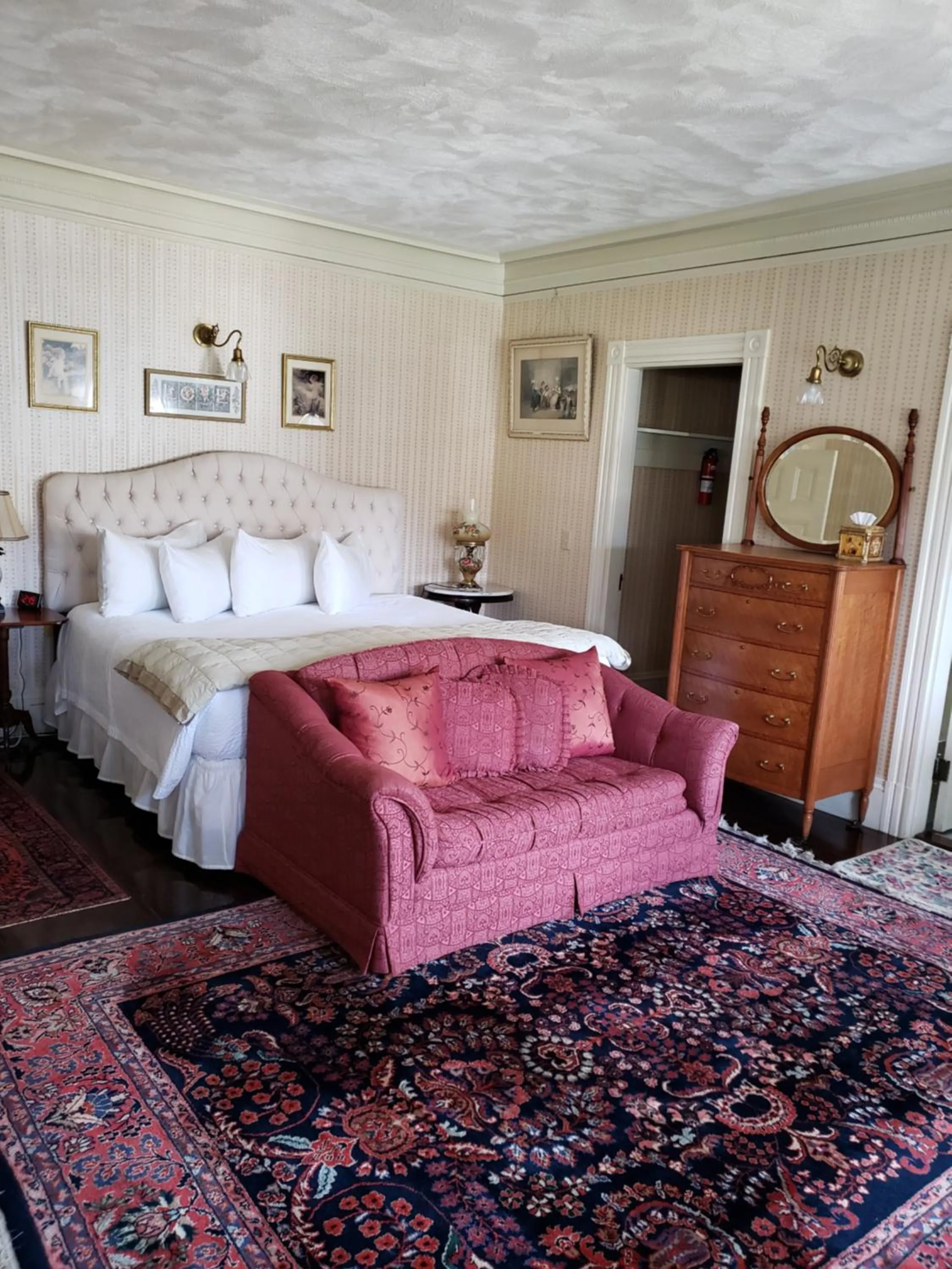 Bed in Moseley Cottage Inn and The Town Motel
