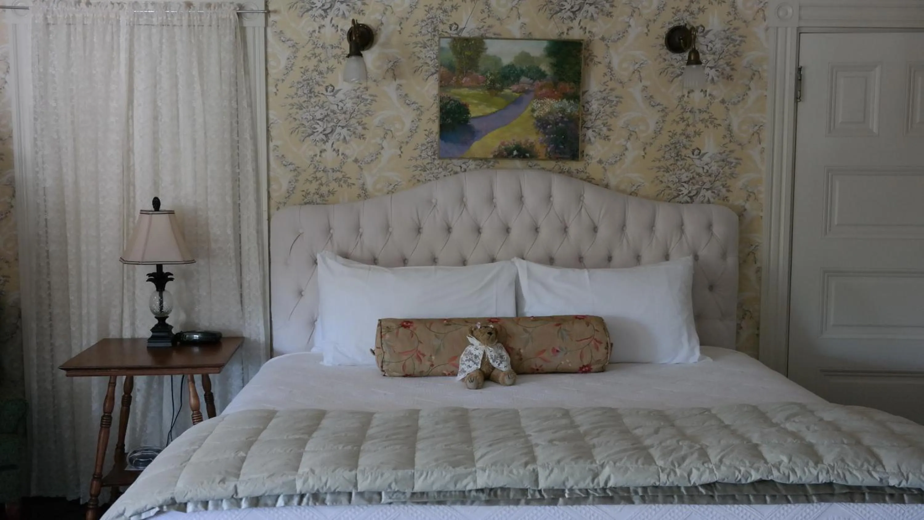 Bed in Moseley Cottage Inn and The Town Motel