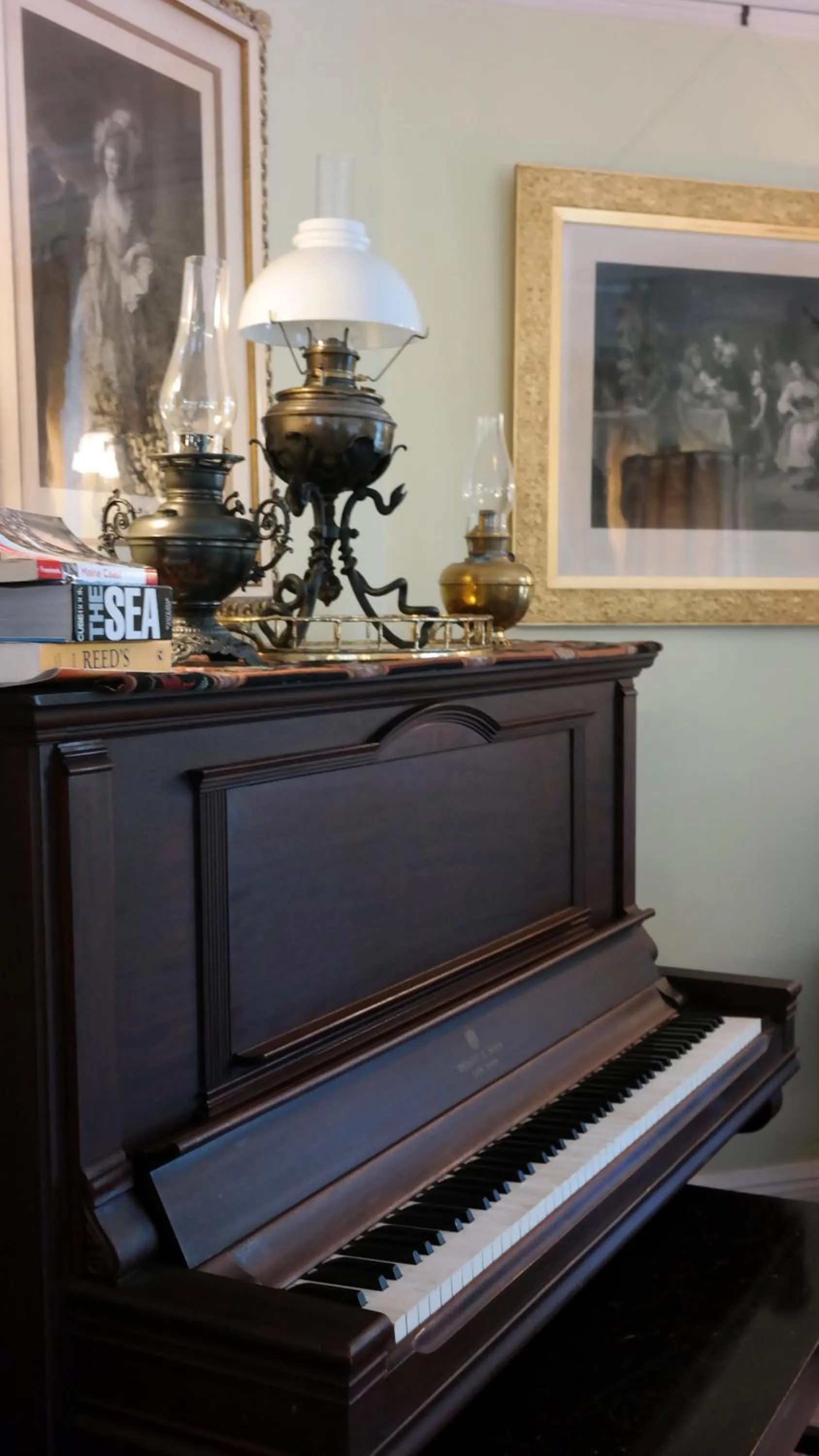 Entertainment in Moseley Cottage Inn and The Town Motel