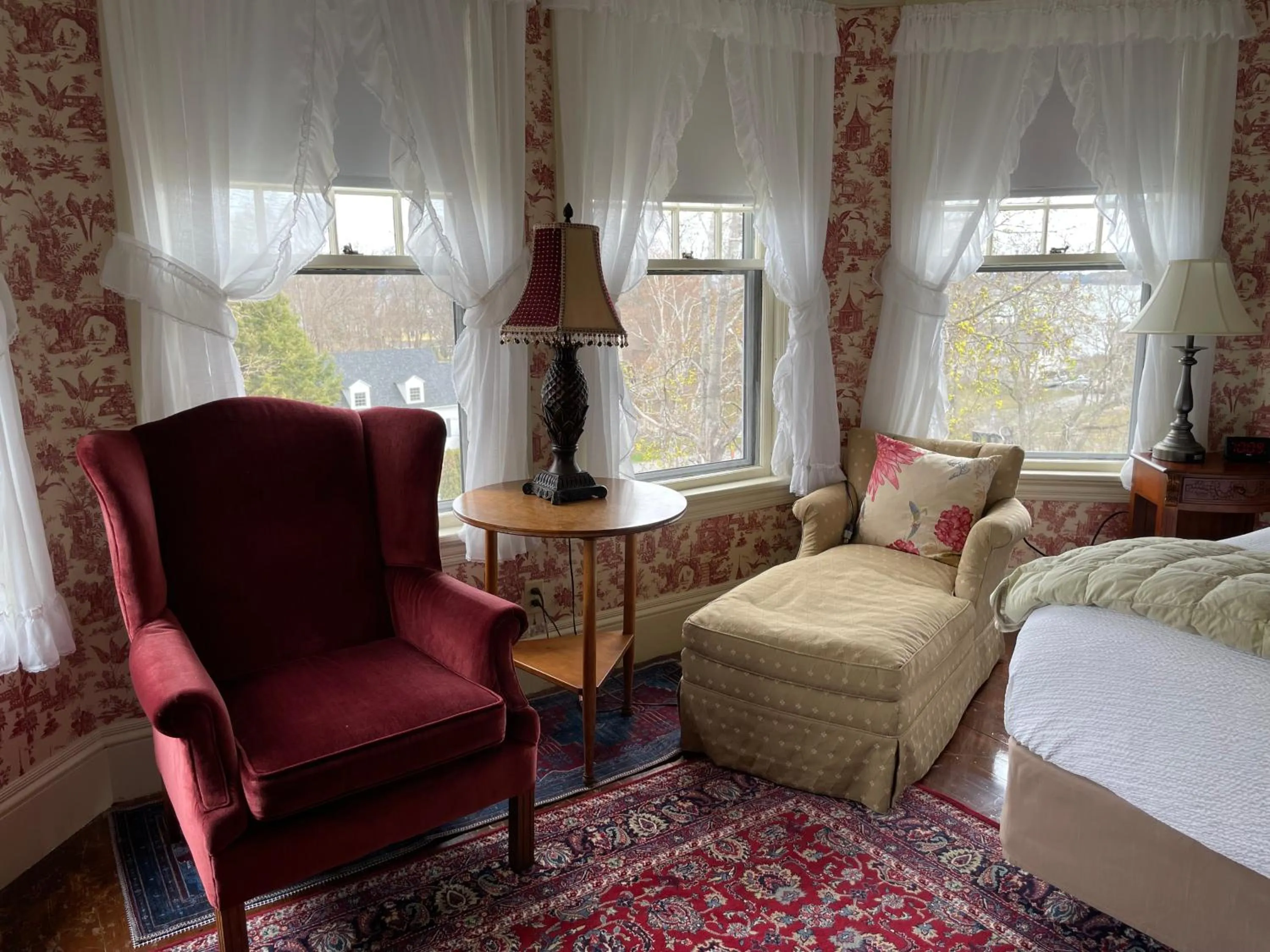 Bed in Moseley Cottage Inn and The Town Motel