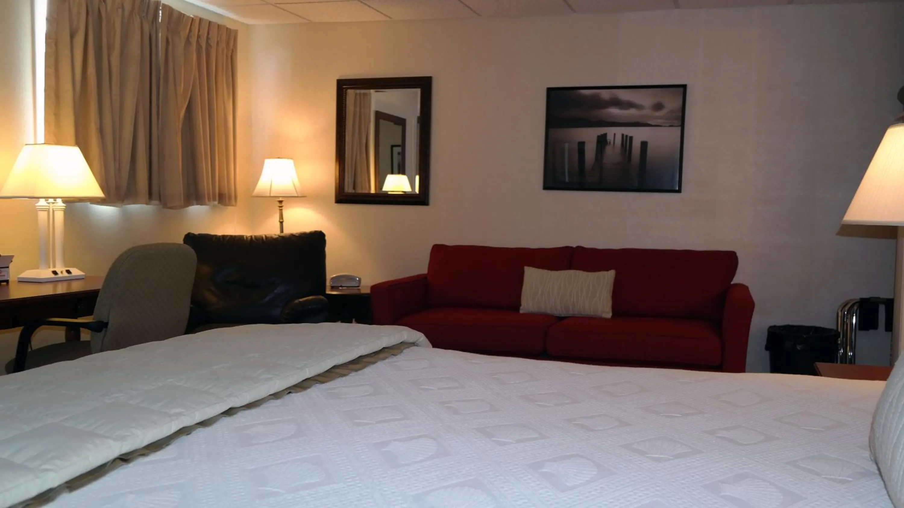 Photo of the whole room, Bed in Moseley Cottage Inn and The Town Motel