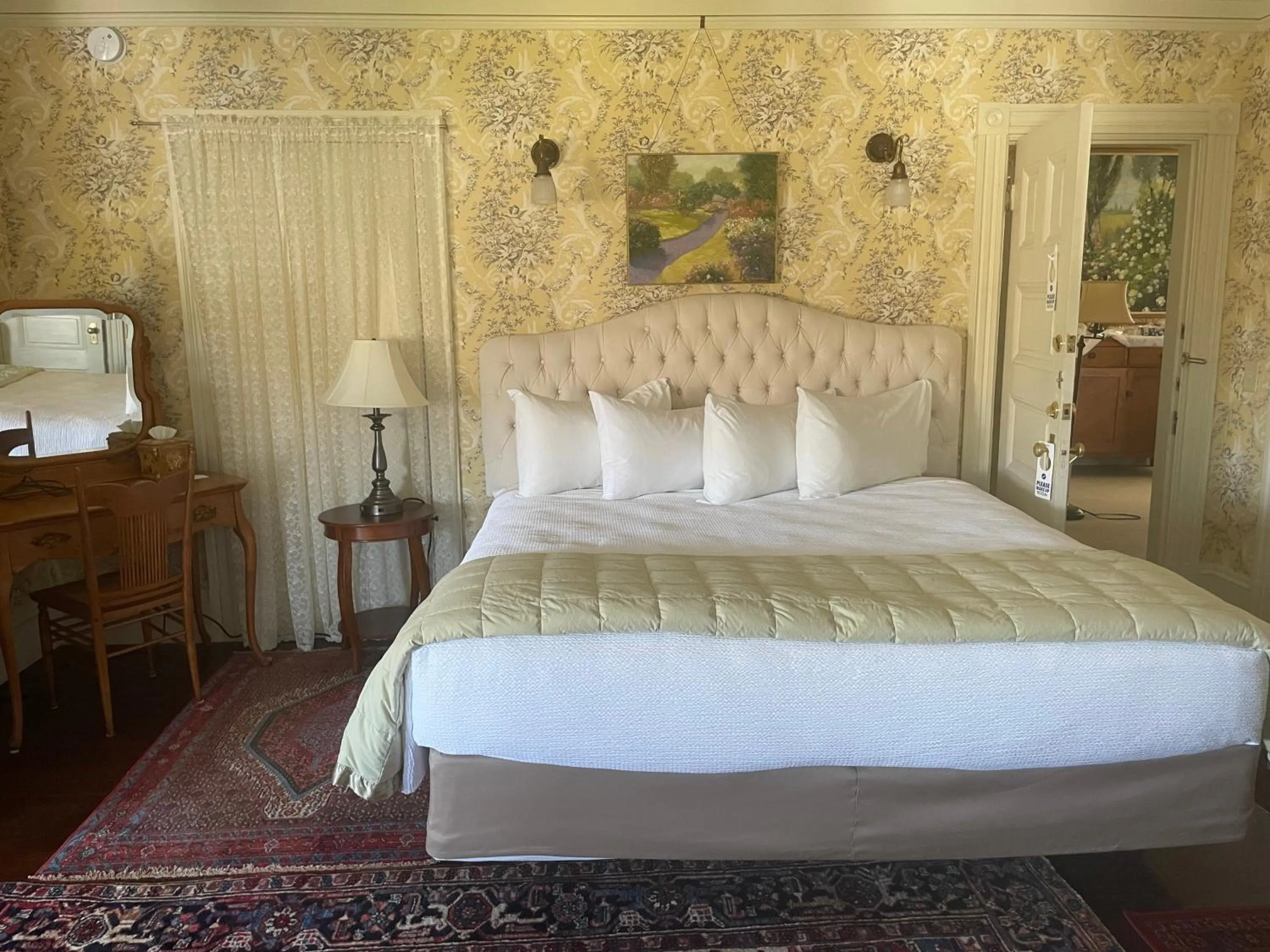 Bed in Moseley Cottage Inn and The Town Motel