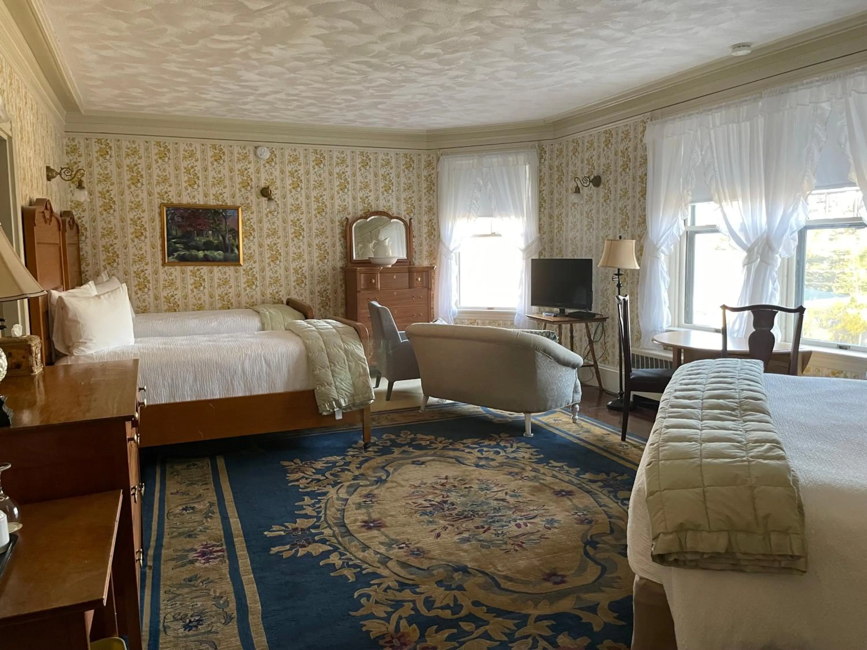 Bed in Moseley Cottage Inn and The Town Motel