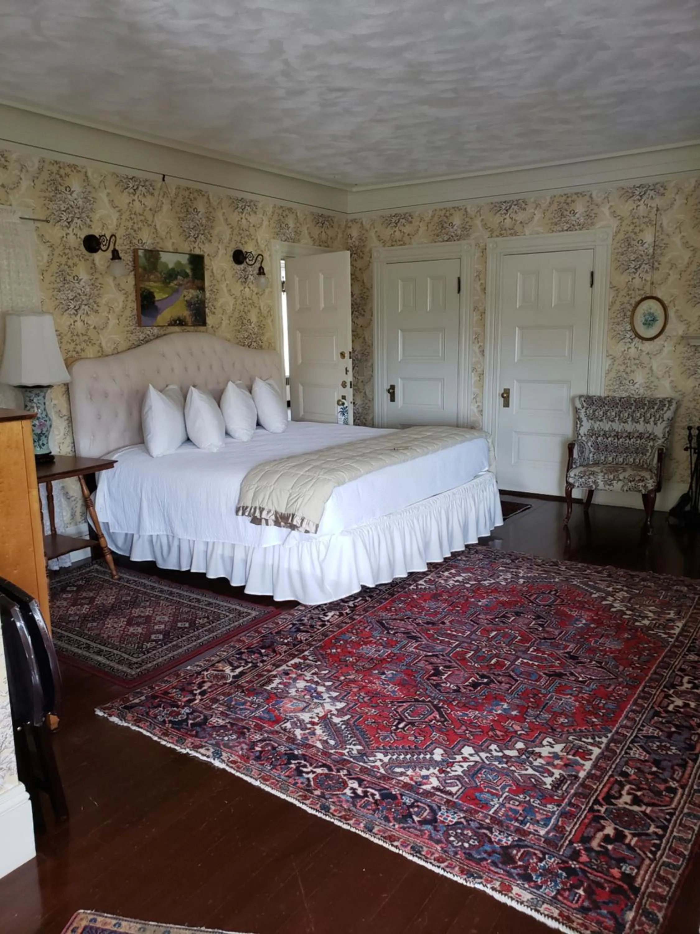 Bed in Moseley Cottage Inn and The Town Motel