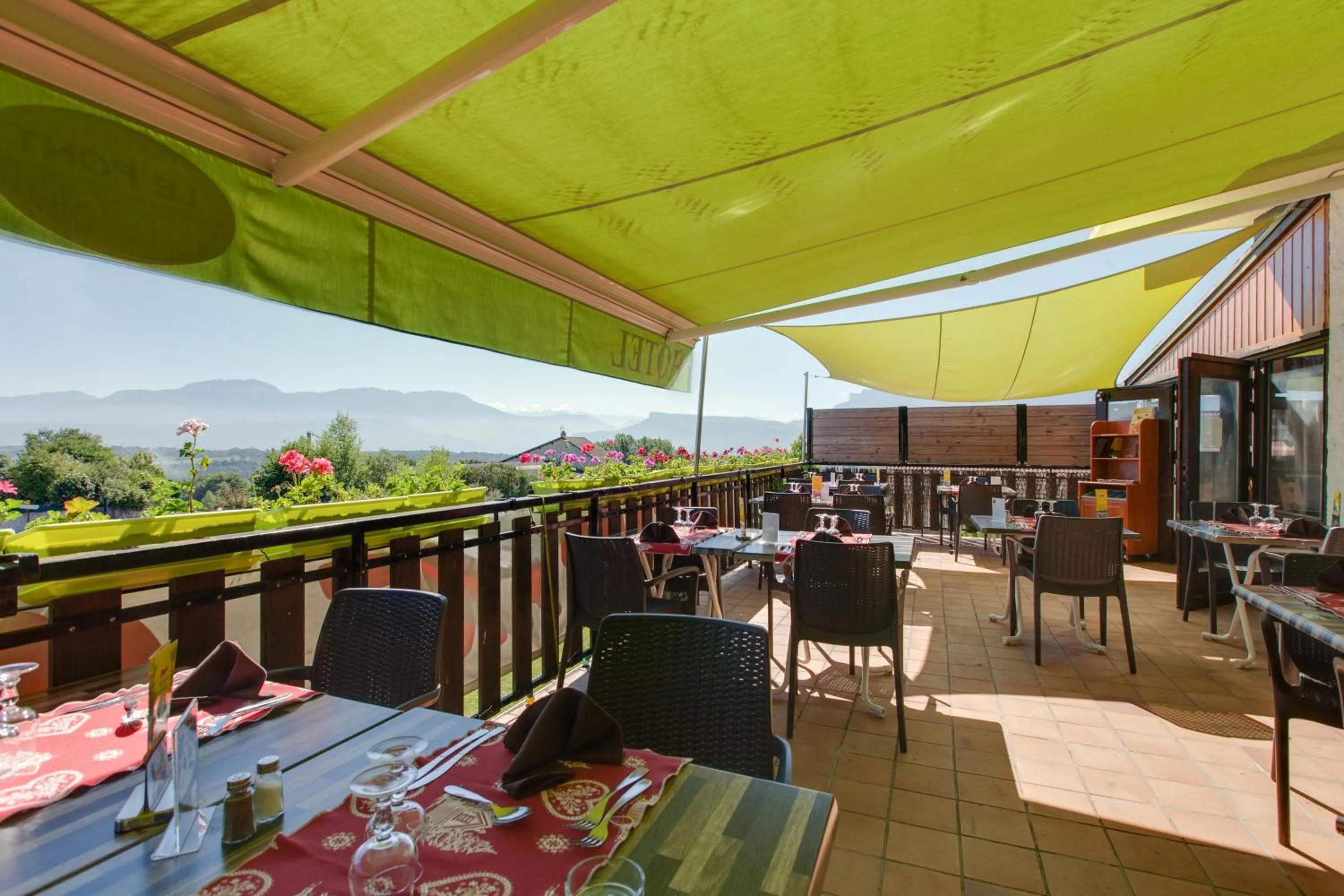 Restaurant/places to eat in Logis Le Pont de Champ