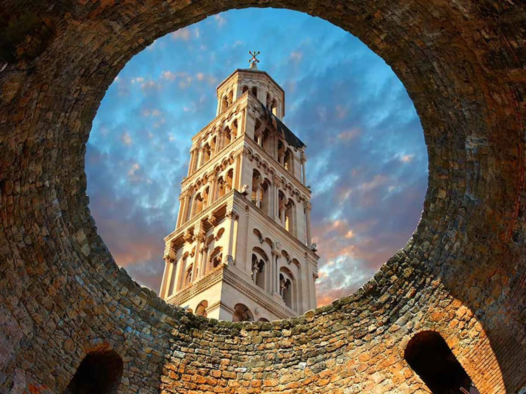 Nearby landmark in Aspalathos Centar Holiday - City center, a few minutes' walking distance to the UNESCO Palace, parking lot in front of the apartment