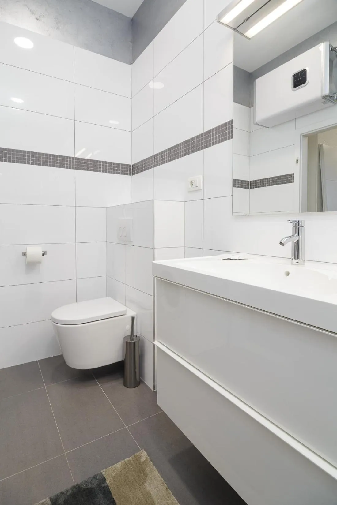 Toilet in Aspalathos Centar Holiday - City center, a few minutes' walking distance to the UNESCO Palace, parking lot in front of the apartment