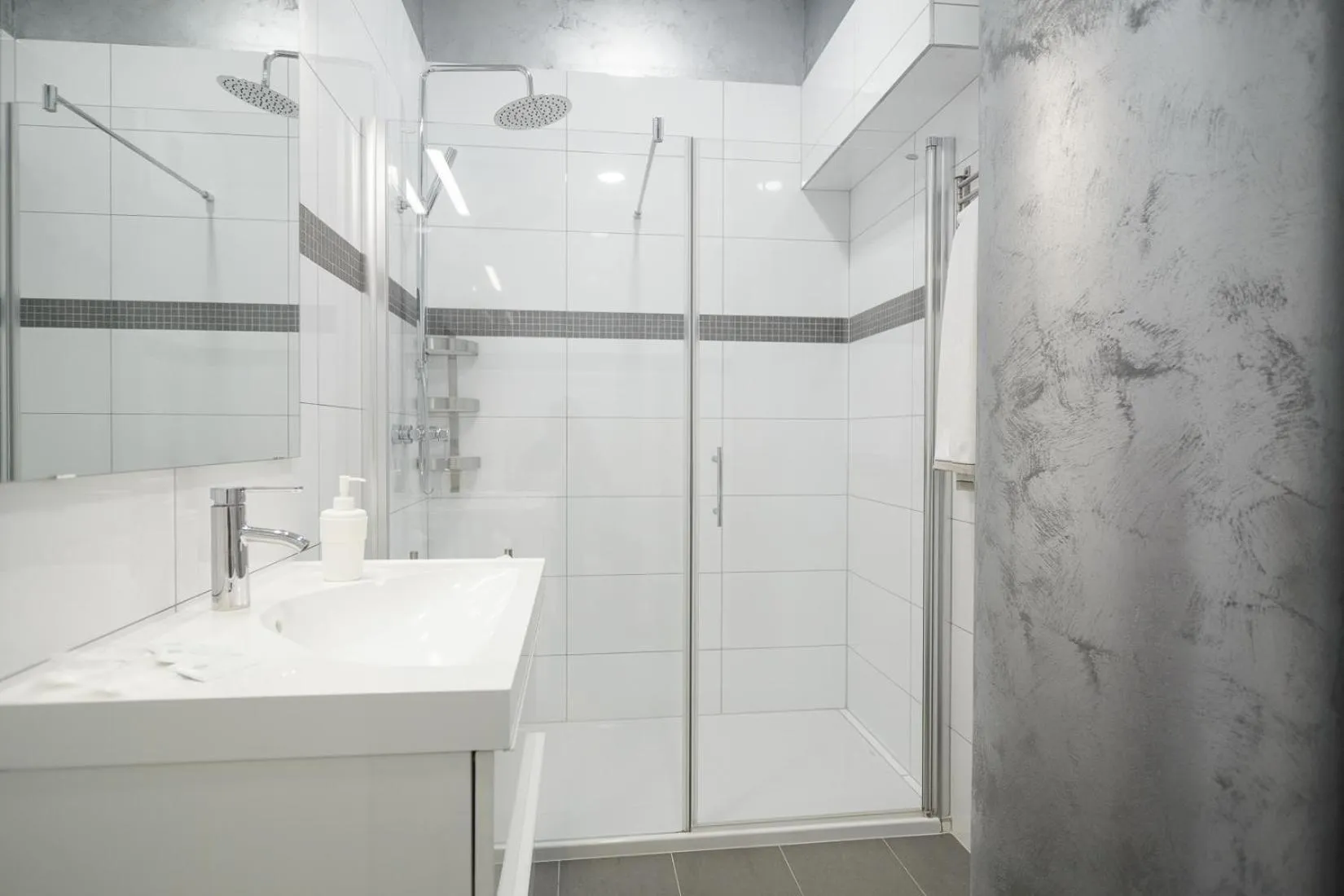 Shower in Aspalathos Centar Holiday - City center, a few minutes' walking distance to the UNESCO Palace, parking lot in front of the apartment