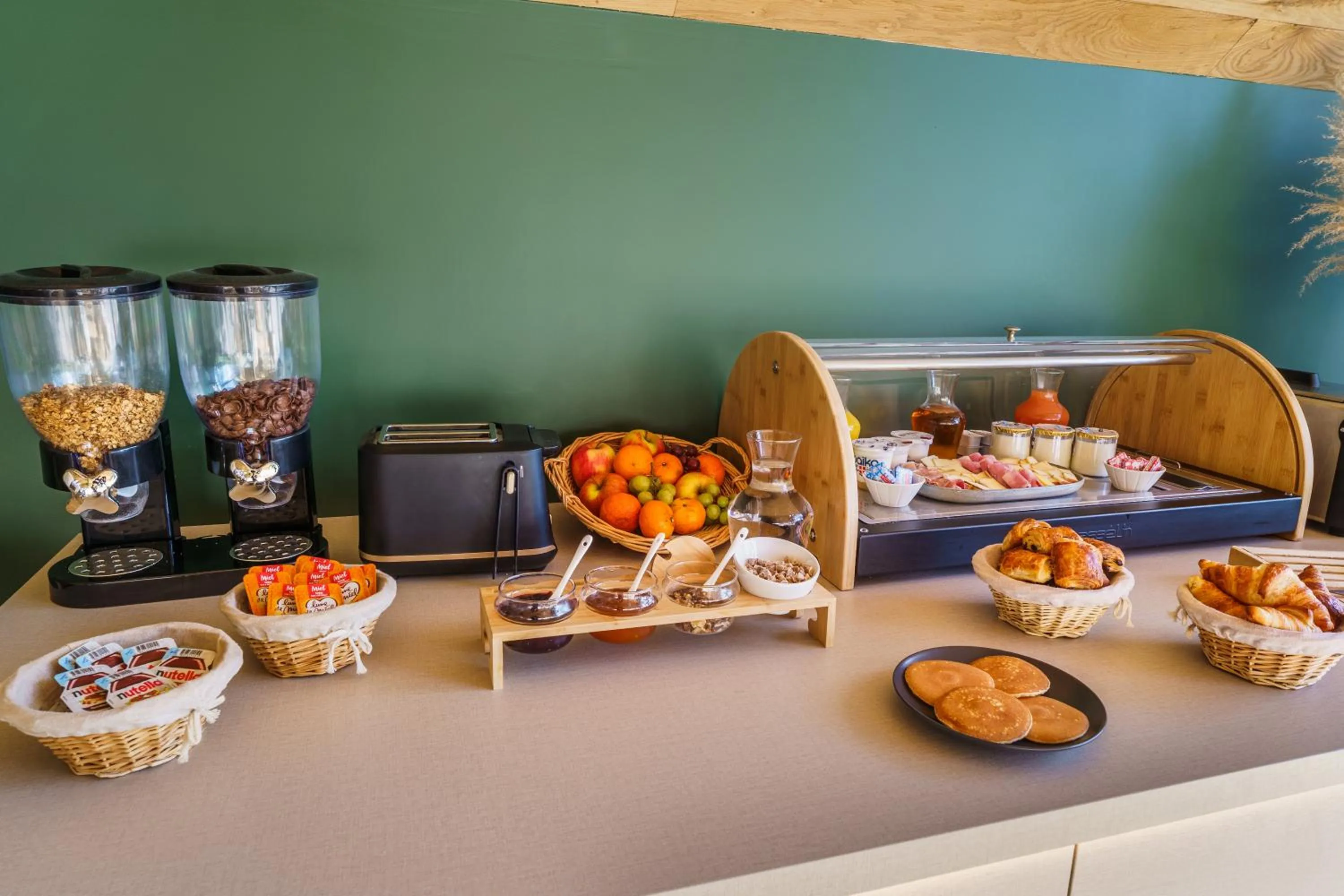 Food and drinks in Hôtel Le Clos des Arts