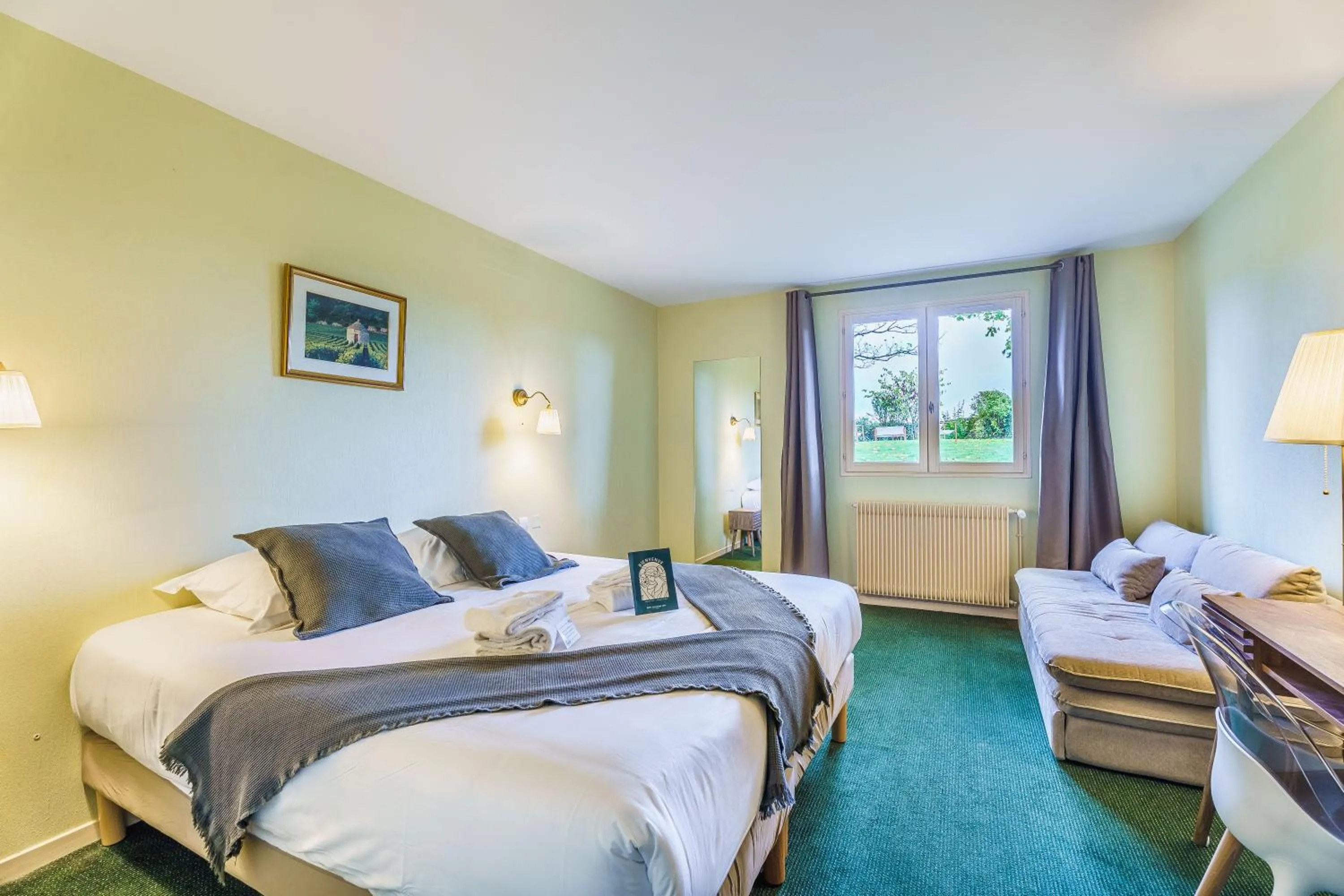 Bed in Hôtel Le Clos des Arts