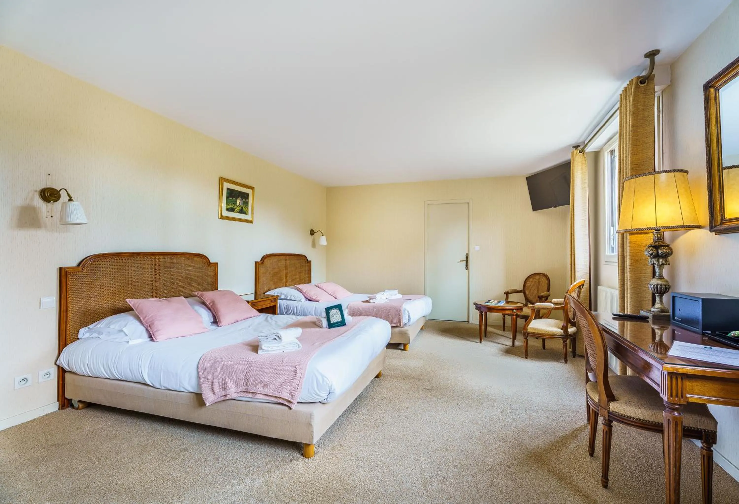 Bed in Hôtel Le Clos des Arts