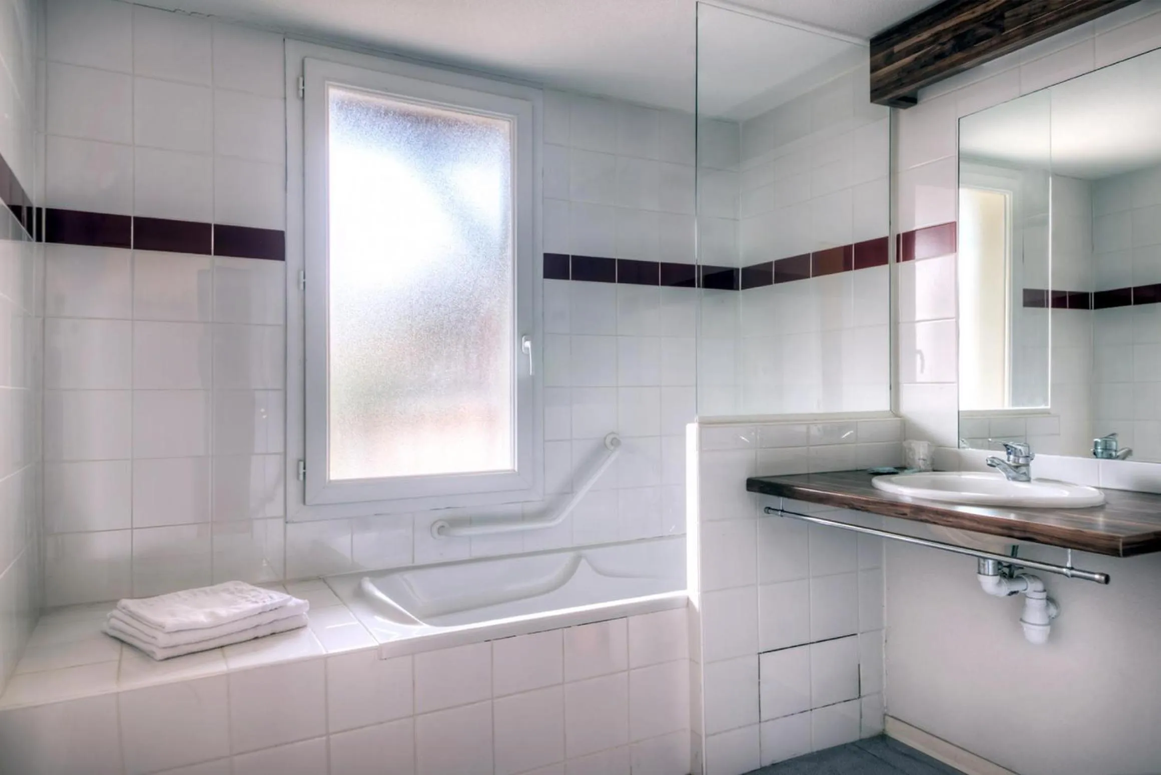 Shower in Comfort Aparthotel Lourdes L'Acacia