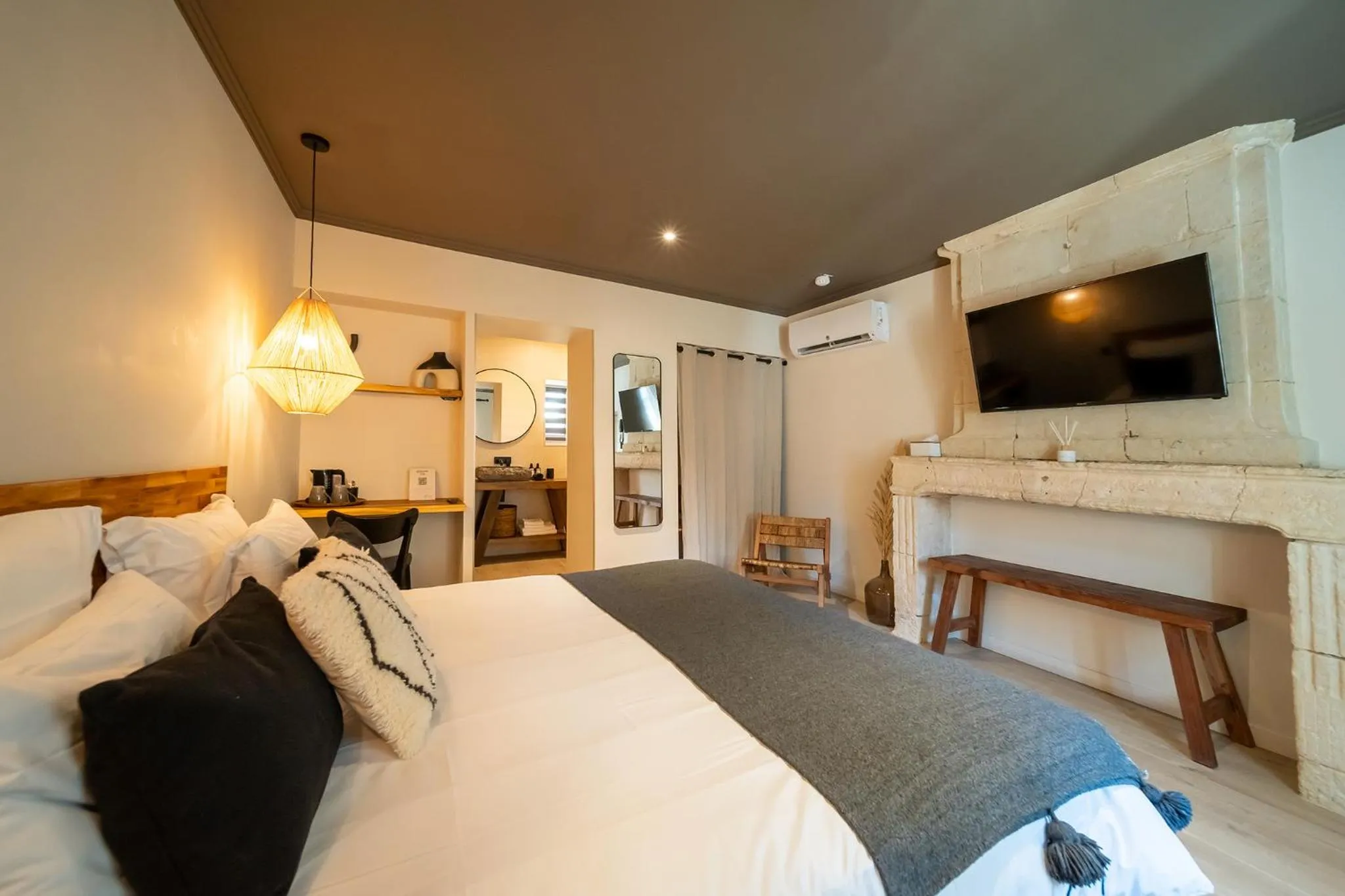 Photo of the whole room, Bed in Hôtel Rive Sud