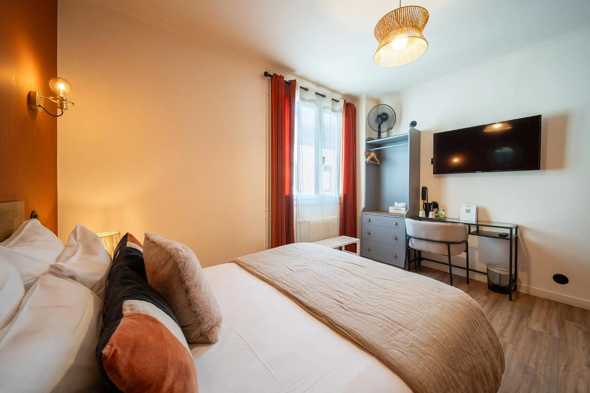 Photo of the whole room, Bed in Hôtel Rive Sud