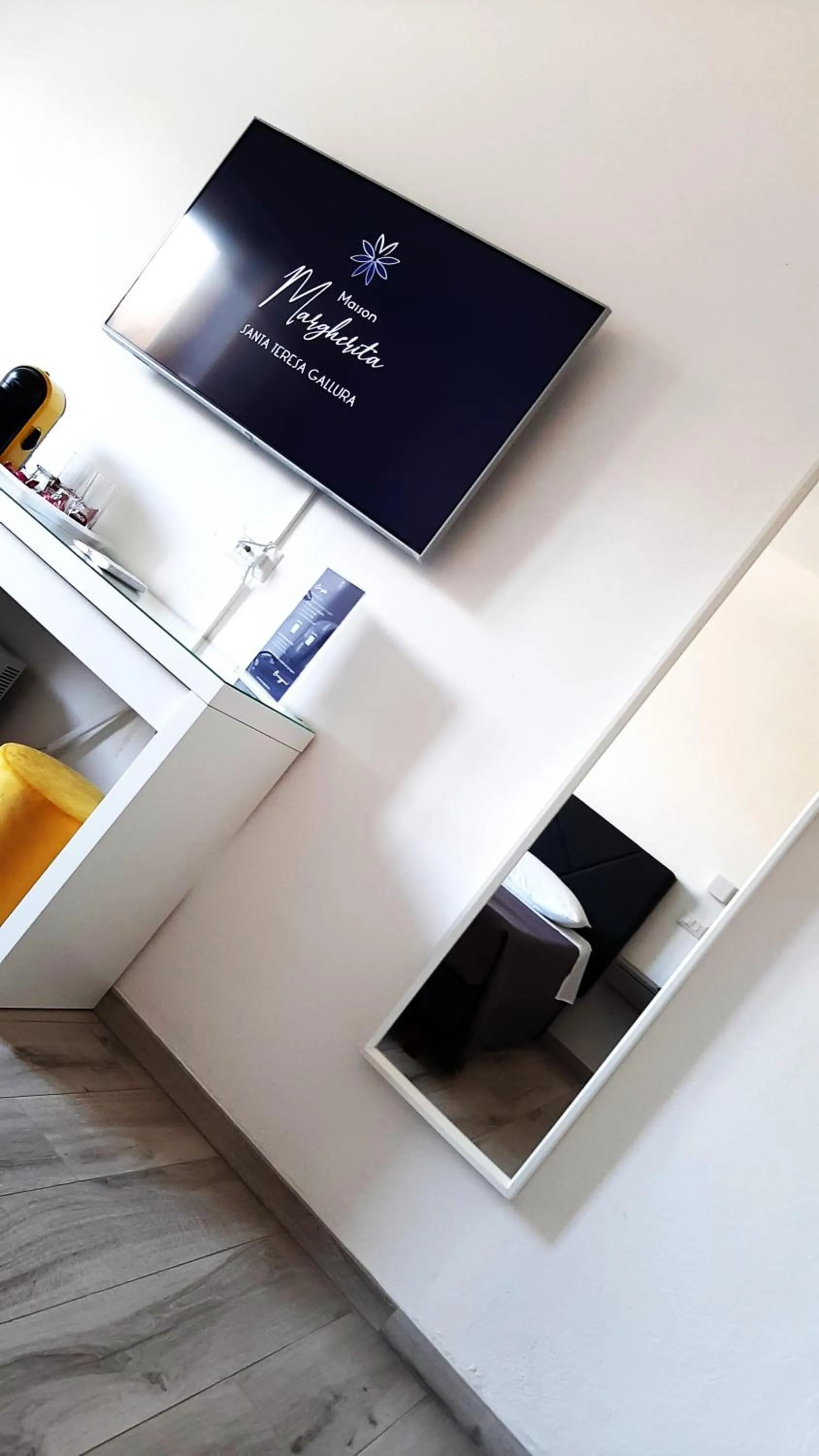 Logo/Certificate/Sign in Maison Margherita