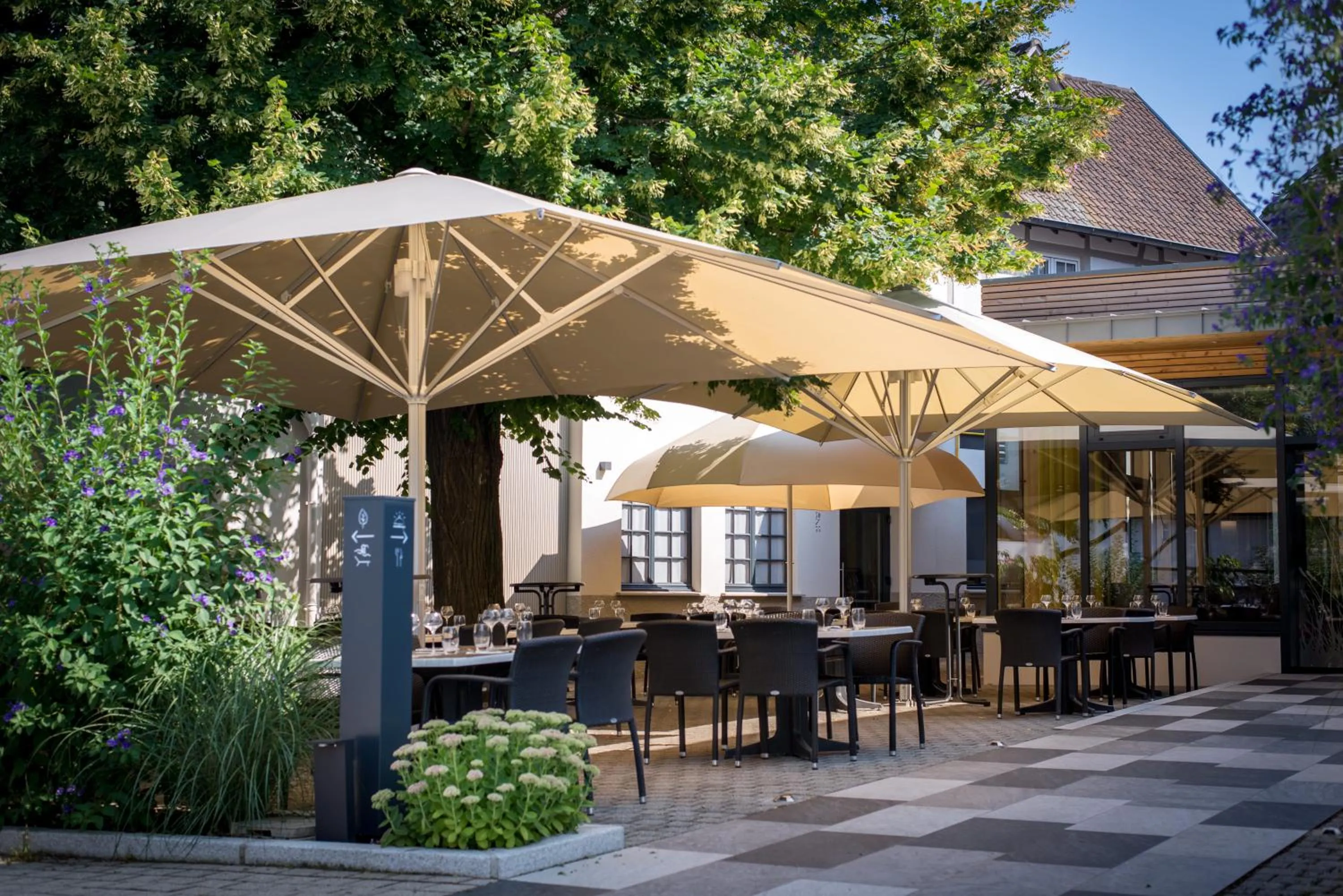 Patio in Aux Deux Clefs - Hôtel Restaurant Groff