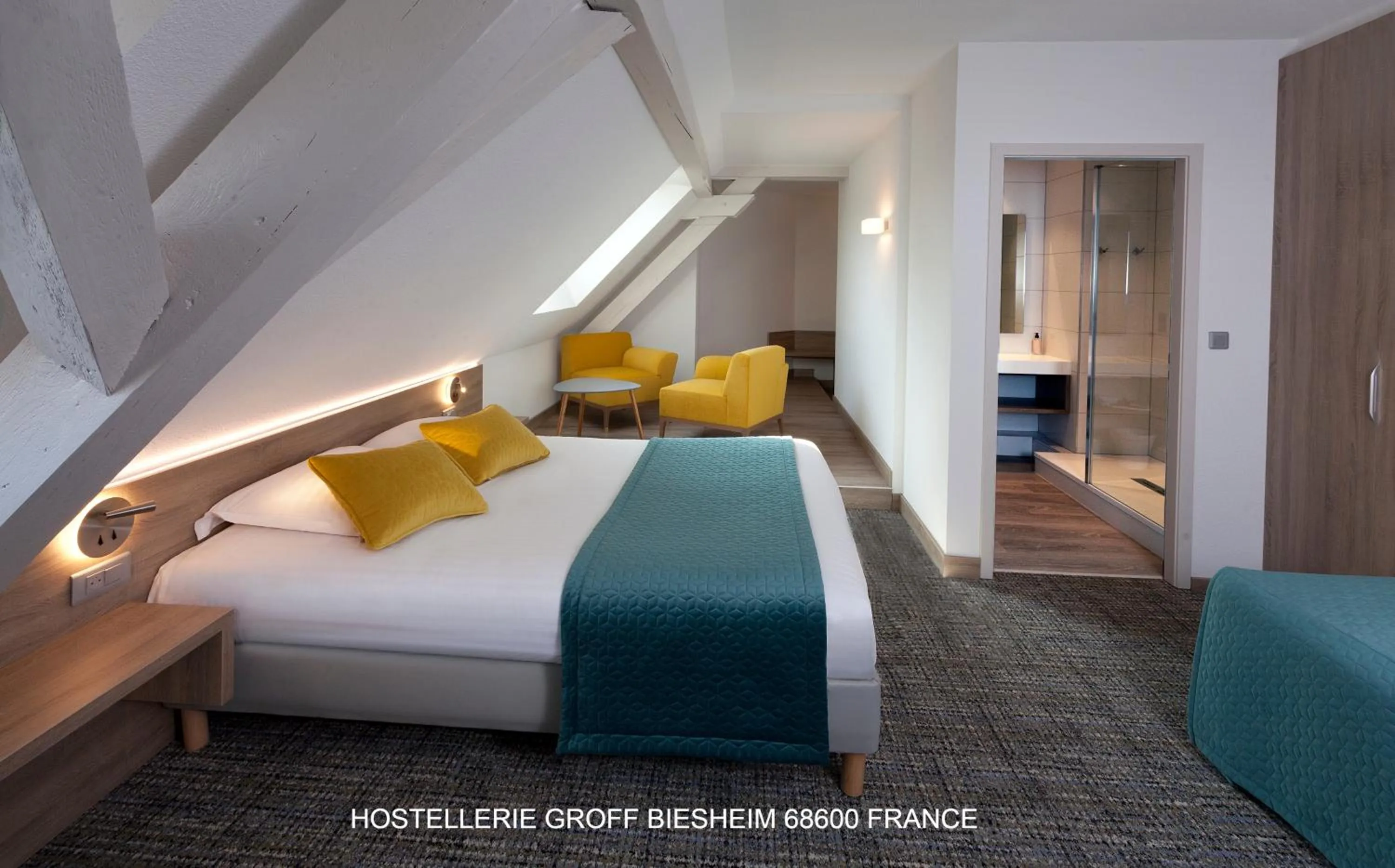 Photo of the whole room, Bed in Aux Deux Clefs - Hôtel Restaurant Groff