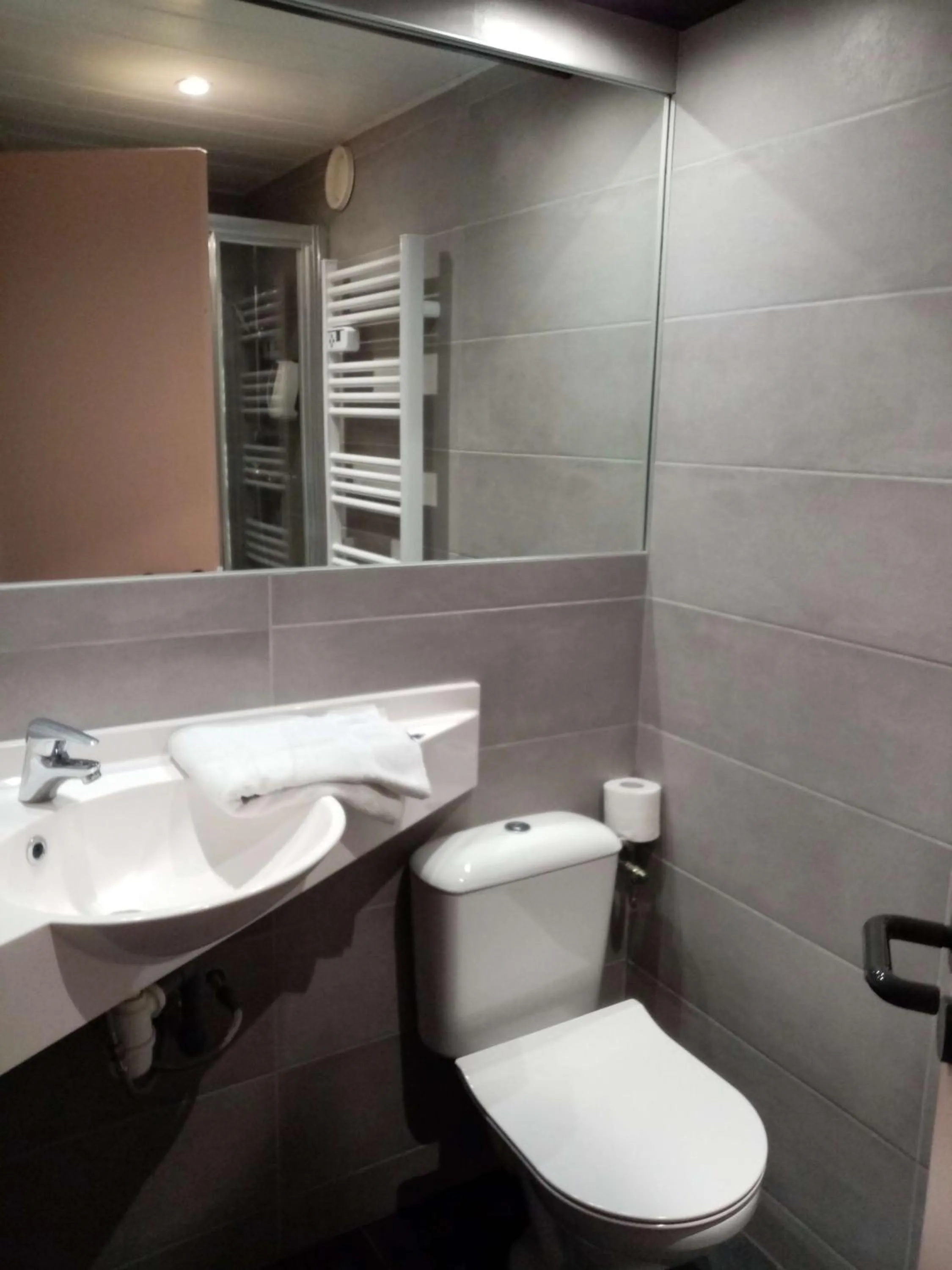 Bathroom in Brit Hotel St-Quentin/Nord