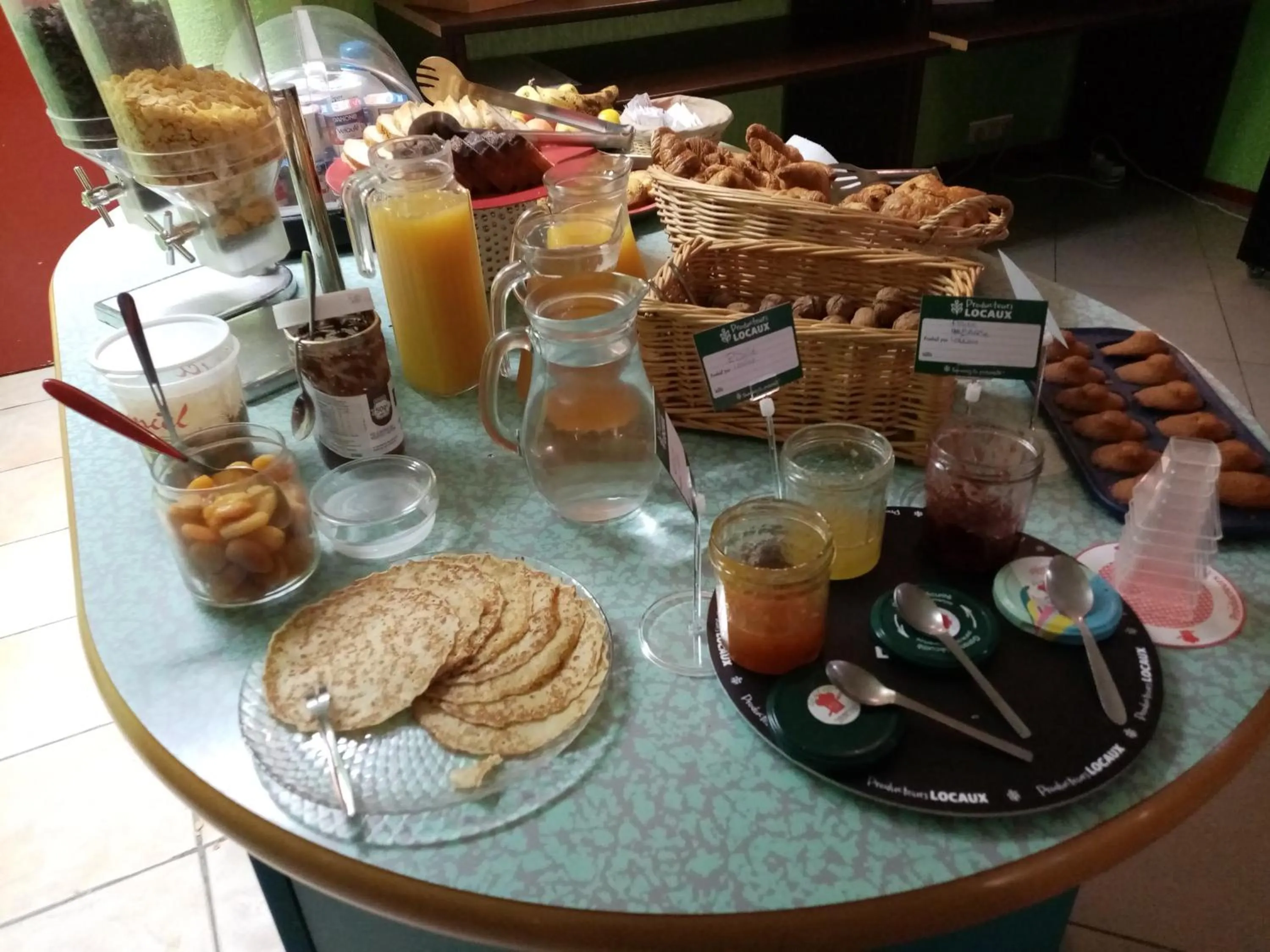 Breakfast in Brit Hotel St-Quentin/Nord