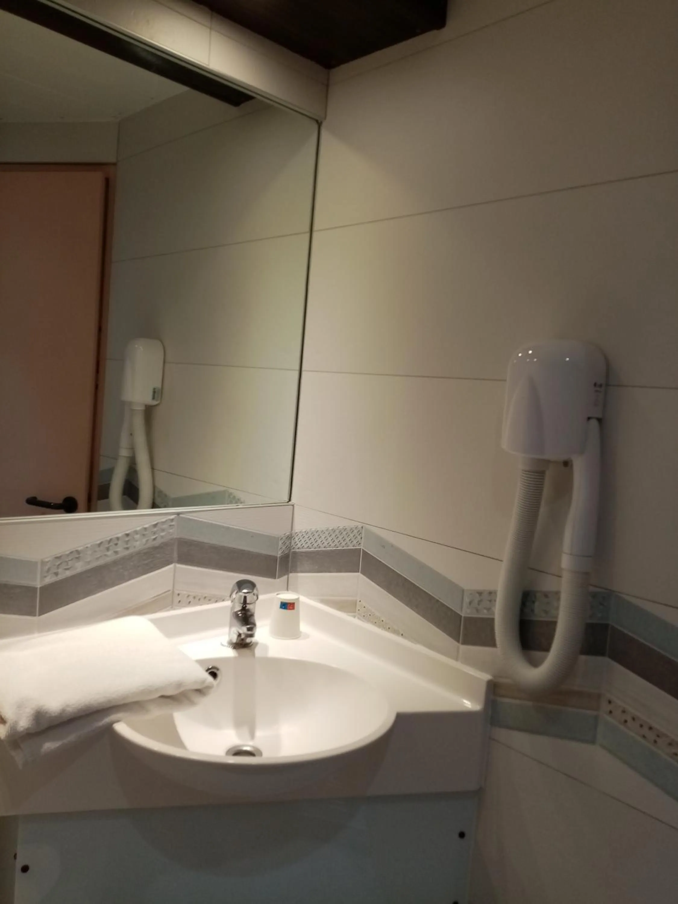 Bathroom in Brit Hotel St-Quentin/Nord