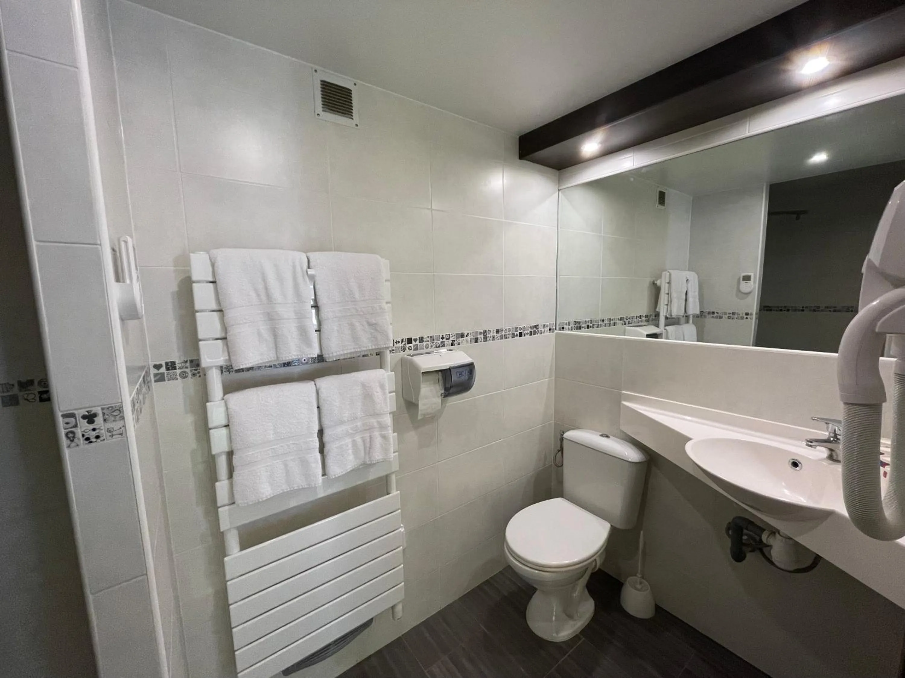 Bathroom in Brit Hotel St-Quentin/Nord