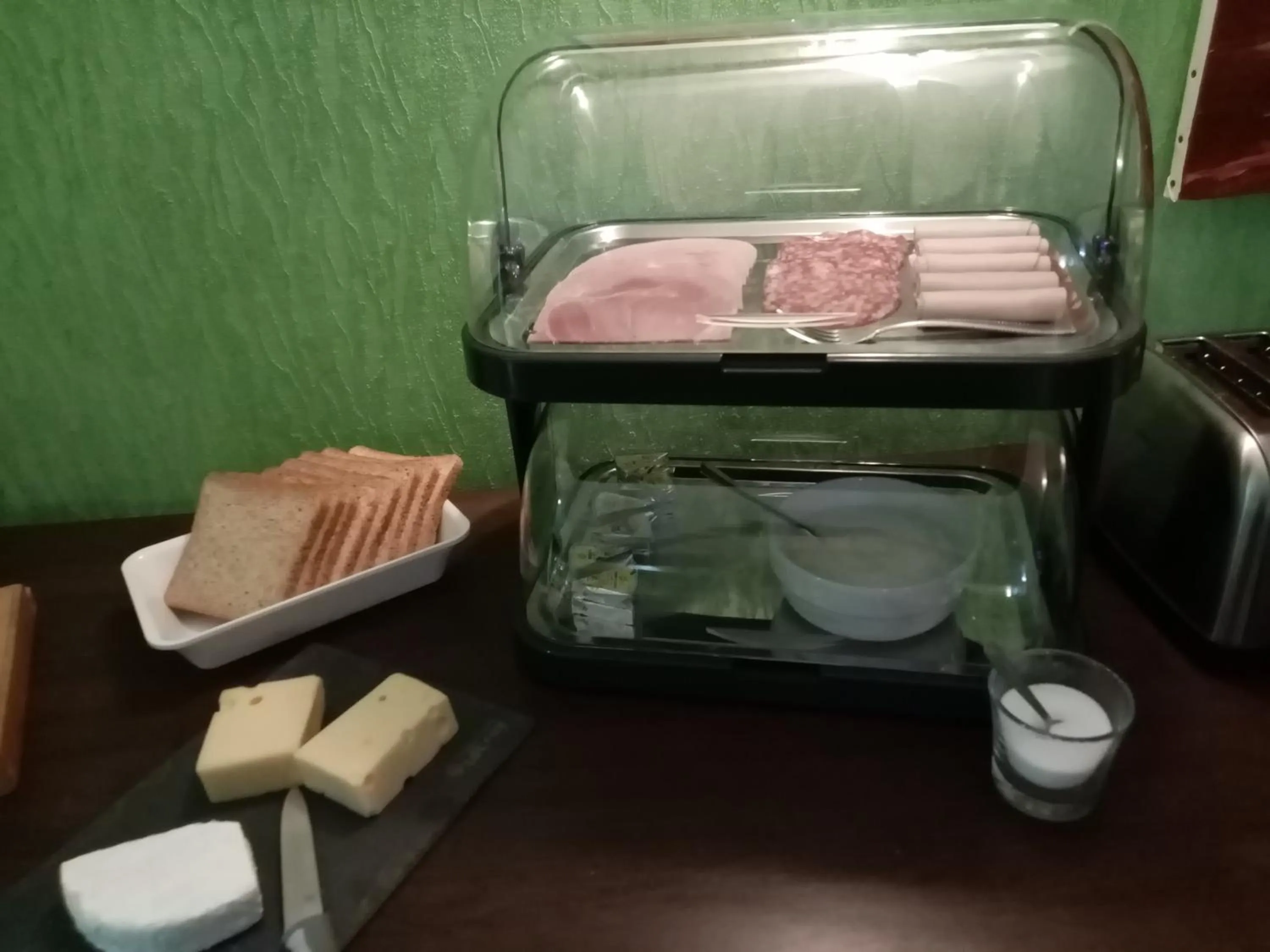 Breakfast, Bed in Brit Hotel St-Quentin/Nord