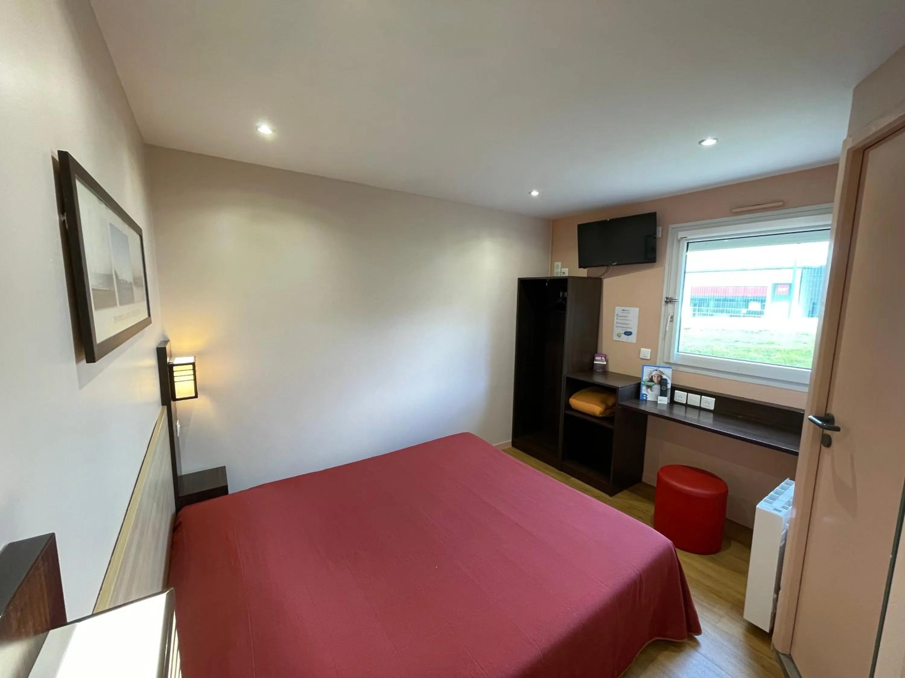 Bedroom, Bed in Brit Hotel St-Quentin/Nord